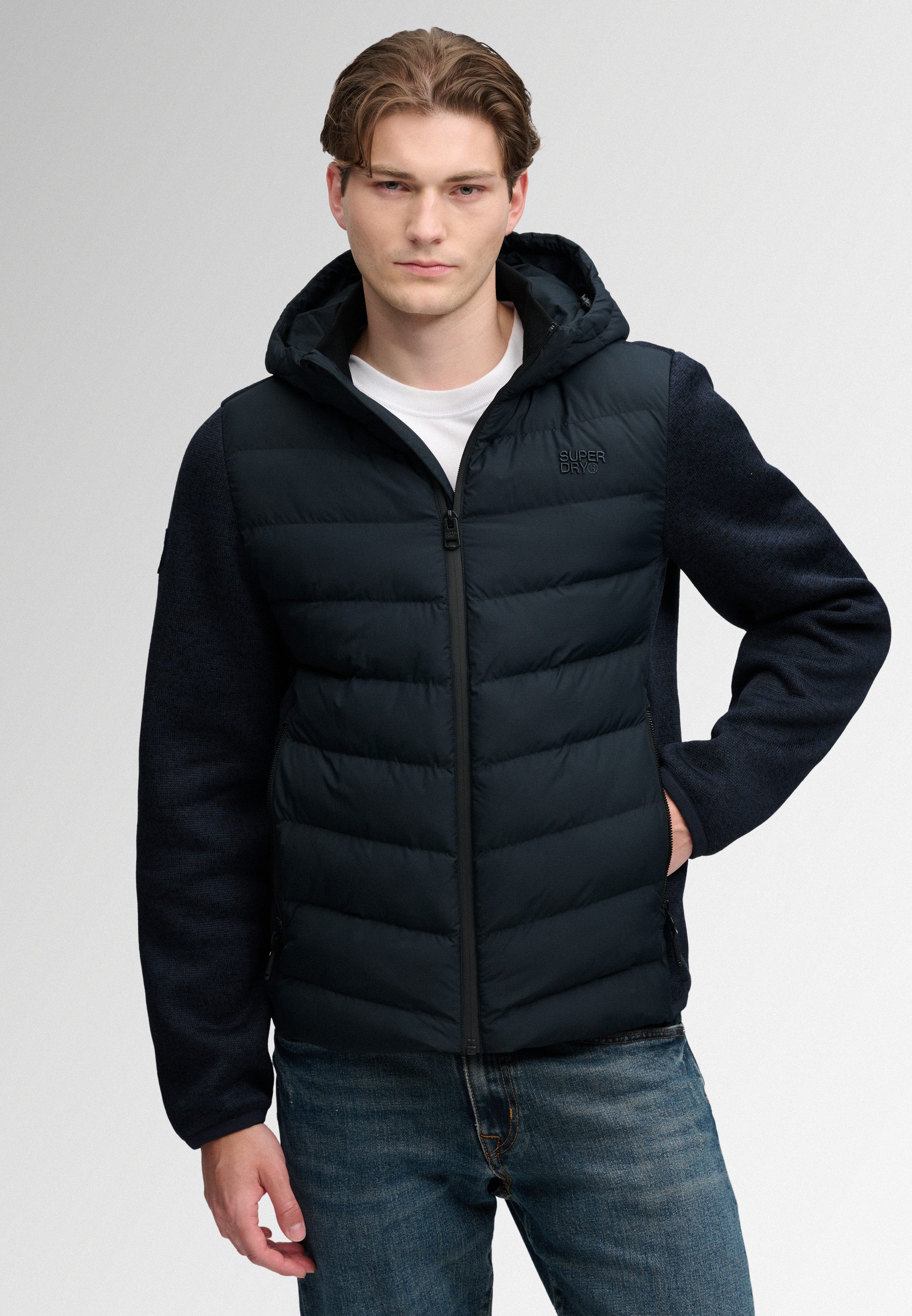 Superdry Hybridjacke HOODED STORM KNIT HYBRID JKT Kunstfaser, slim fit