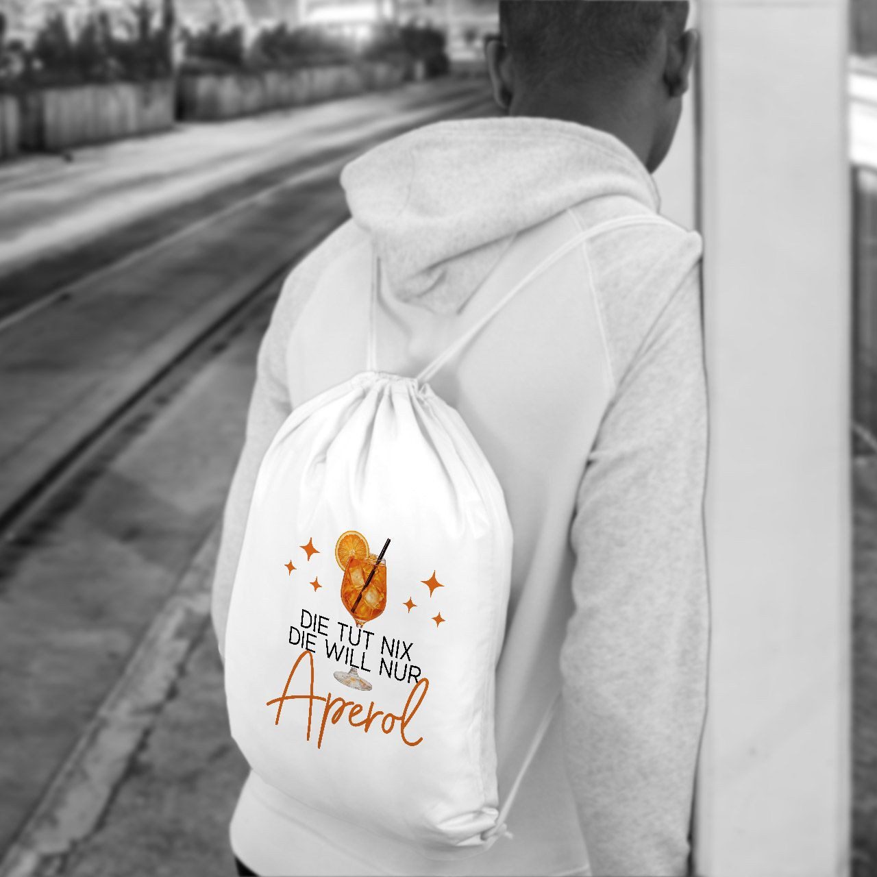 MoonWorks Turnbeutel Turnbeutel Spruch Lustig - Die will nur Aperol - Gruppenoutfit Gadget – Bild 4 von 5