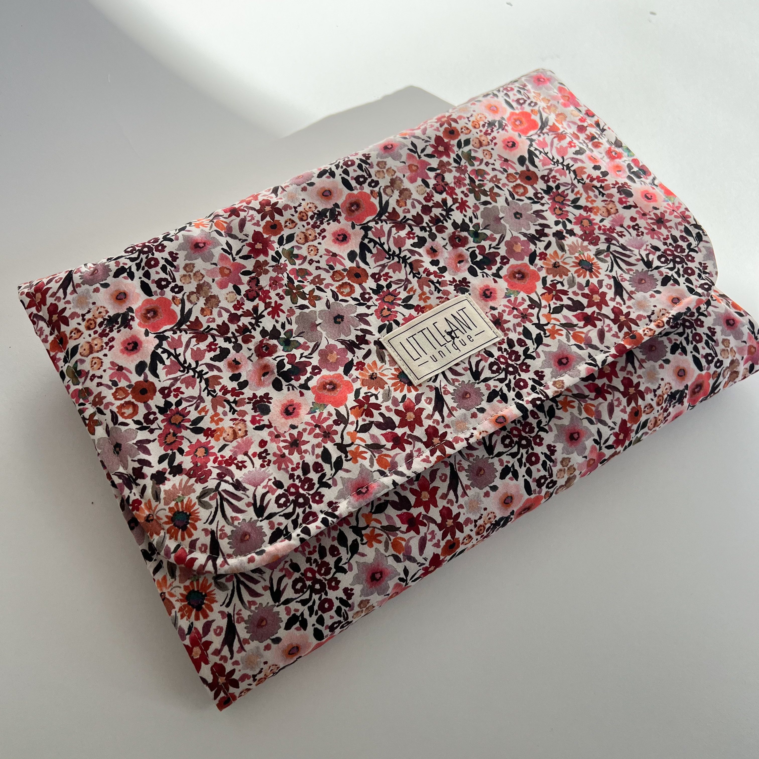 LittleANTunique Wickeltasche Wickelunterlage Windeltasche 2in1 für unterwegs I Flowers Coral, Handgefertigt, Langlebig und Plastikfrei