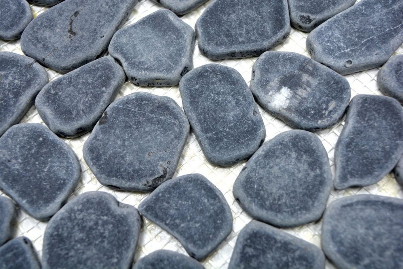 Thumbnail - Mosani Mosaikfliesen Flußkiesel geschnitten schwarz anthrazir grau Duschtasse Duschwand