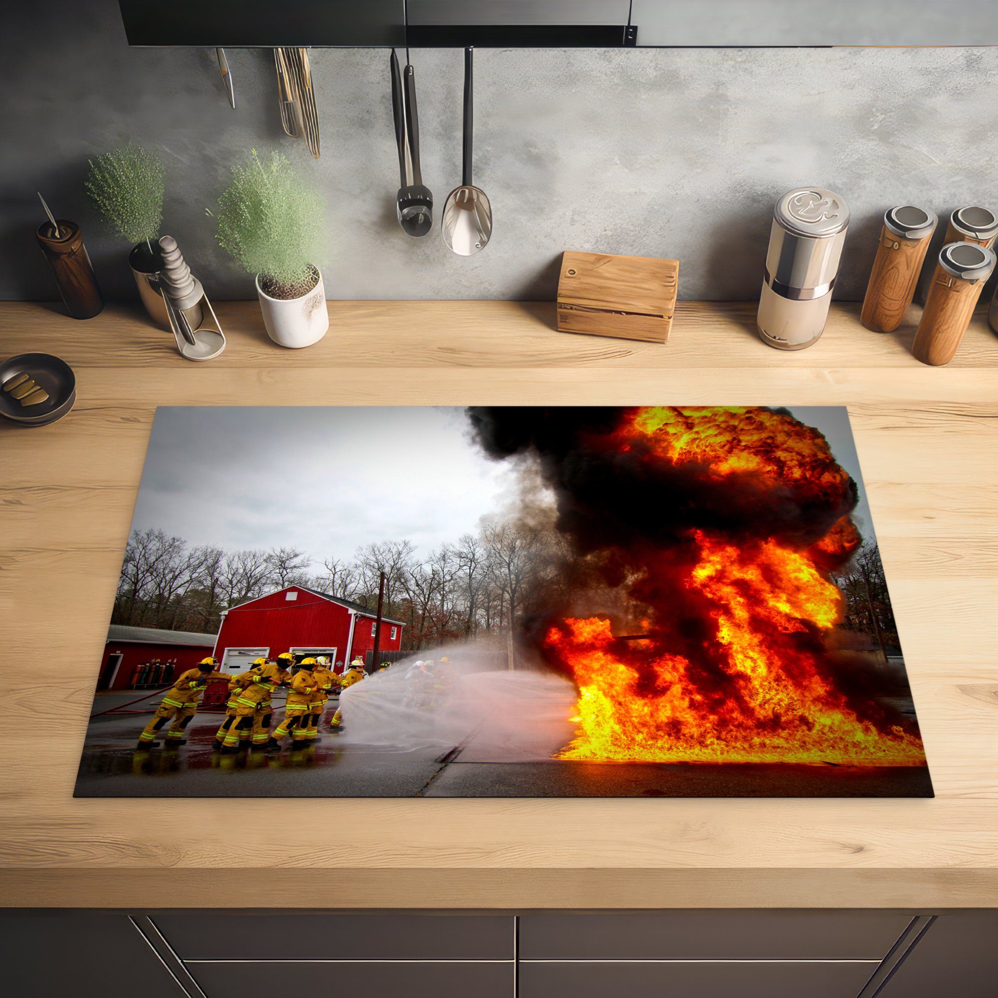 - Feuerwehrleute, tlg), Arbeitsplatte - cm, Ceranfeldabdeckung, für Amerika MuchoWow küche Herdblende-/Abdeckplatte 81x52 Vinyl, Feuer (1
