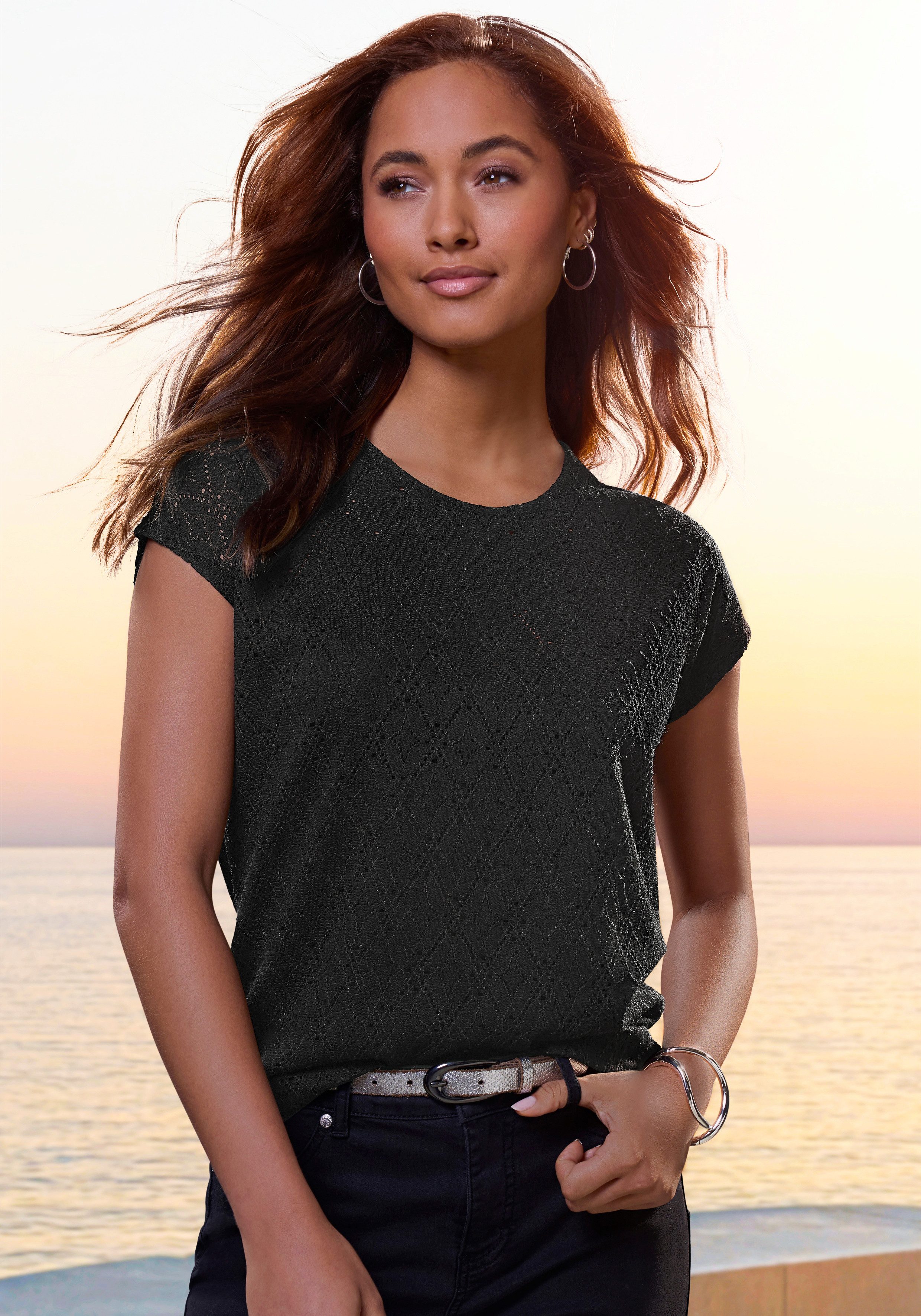 LASCANA Rundhalsshirt mit funkelnden Pailetten aus hochwertiger Ajour-Quali günstig online kaufen