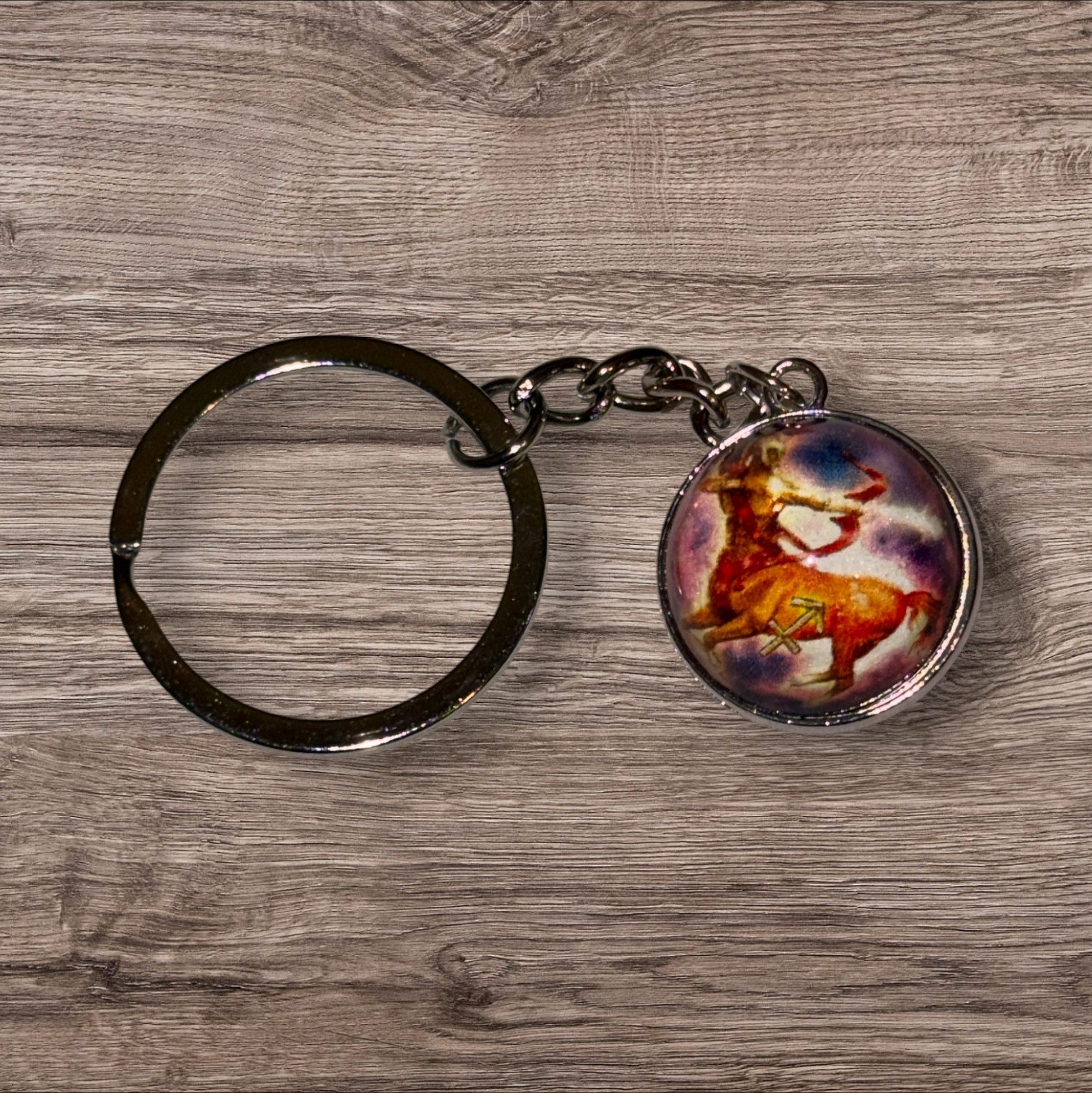 Stelby Schlüsselanhänger mit Gravur Schütze Sternzeichen Schlüsselanhänger 3D mit Geschenkbox (Weihnachtsgeschenk, Geburtstagsgeschenk, Valentinstaggeschenk, Gravur mit Glow-Effekt), langlebig, pflegeleicht, unisex