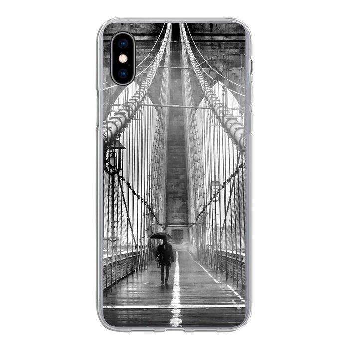 MuchoWow Handyhülle Brooklyn Bridge während des Regens in Schwarz und Weiß Handyhülle Apple iPhone Xs Smartphone-Bumper Print Handy
