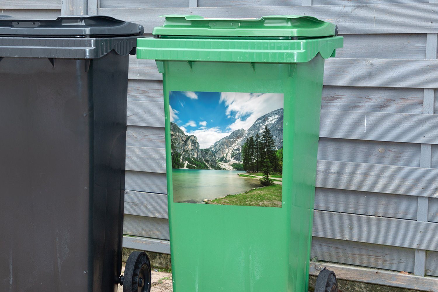 Sticker, Wandsticker MuchoWow (1 Pragser St), Wildsee Italien in Mülltonne, Mülleimer-aufkleber, am Container, Tannenbäume Abfalbehälter