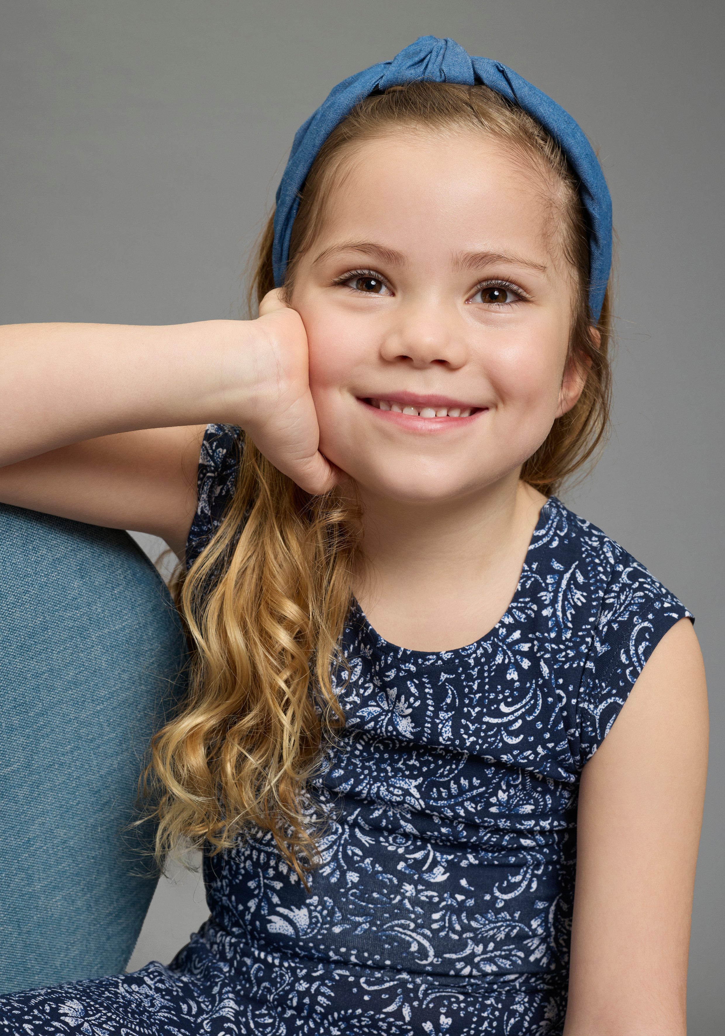 KIDSWORLD Jerseykleid Viskose-Kleid mit Paisley Allover Viskosekleid für Mädchen, mit modischem Druck, bequeme Passform – Bild 5 von 5