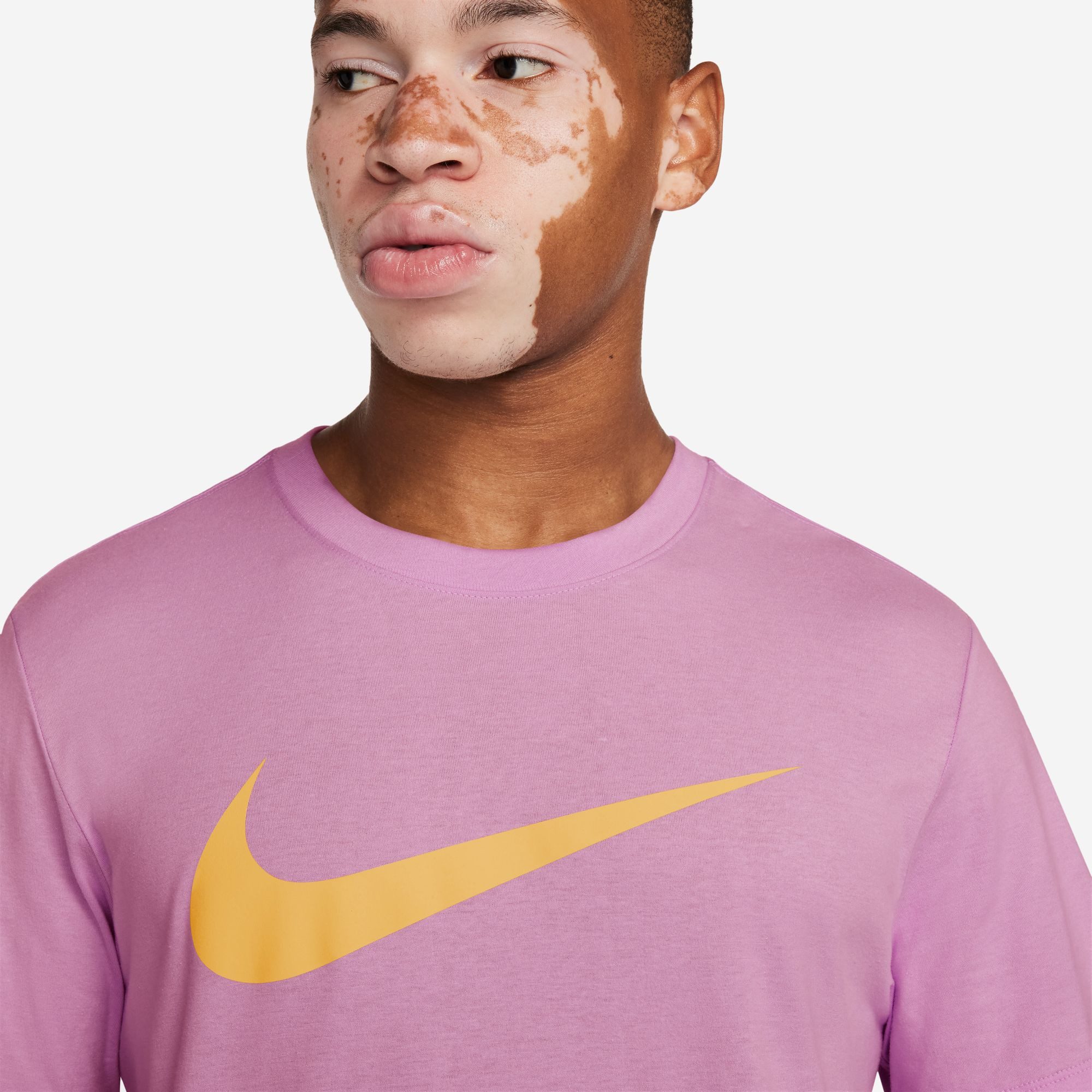 Nike Sportswear T-Shirt M NSW TEE ICON SWOOSH Kurzarm, Rundhalsausschnitt, aus Baumwolle