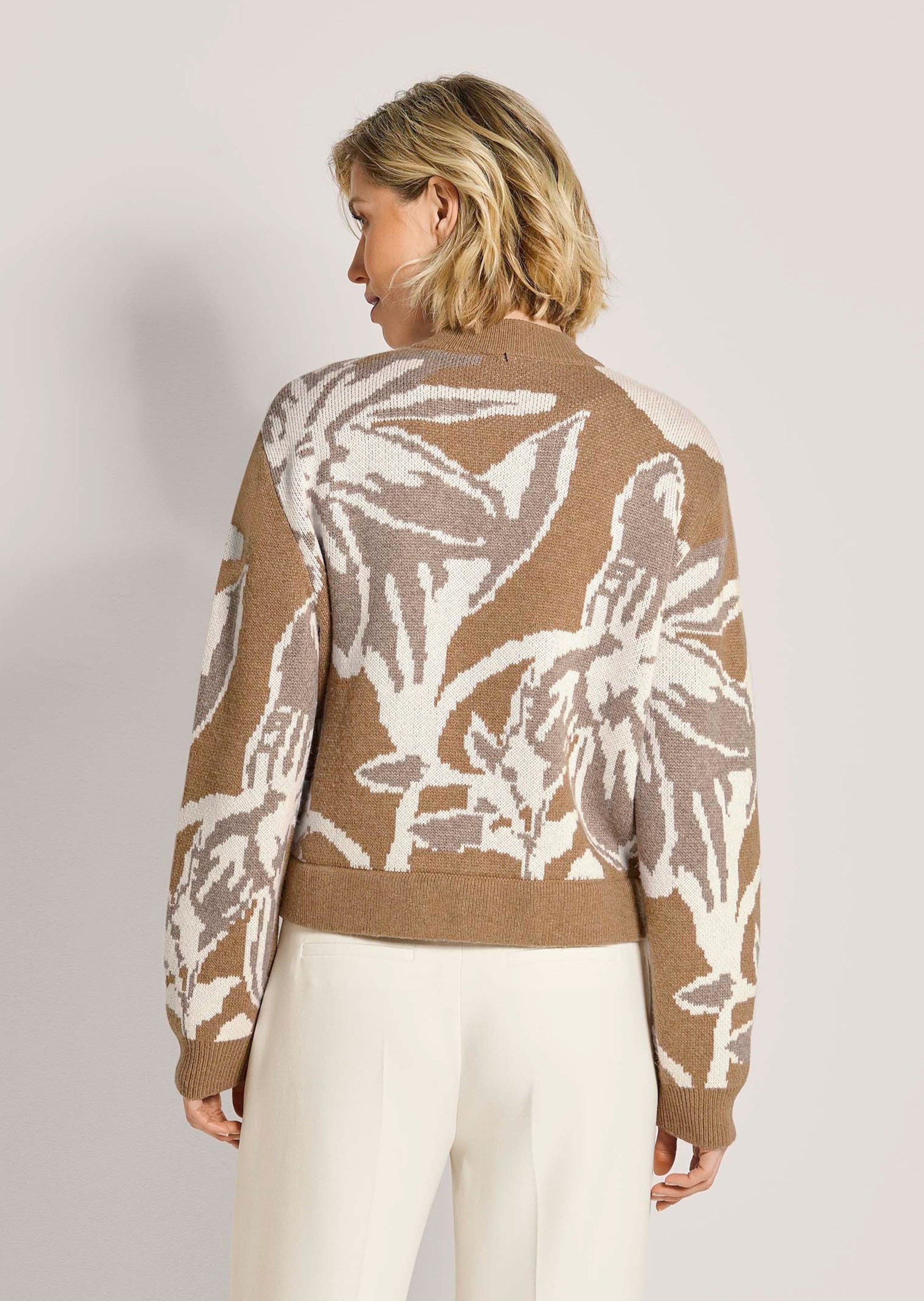 MADELEINE Strickjacke Strickblouson mit Blüten-Jacquard Kleiner Stehkragen, vorderer Reißverschluss & schräge Leistentaschen
