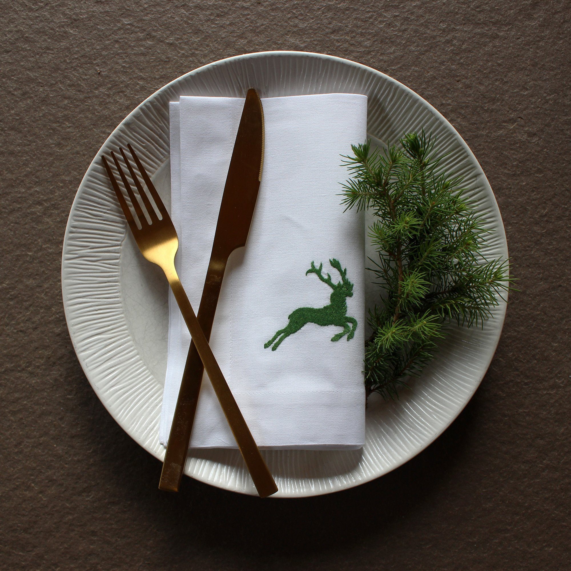 Indradanush Stoffserviette 4er Set Baumwolle Stoffservietten 40x40 cm Hirsch Motiv bestickt, (Set, 4er Set), handbestickt, nachhaltig