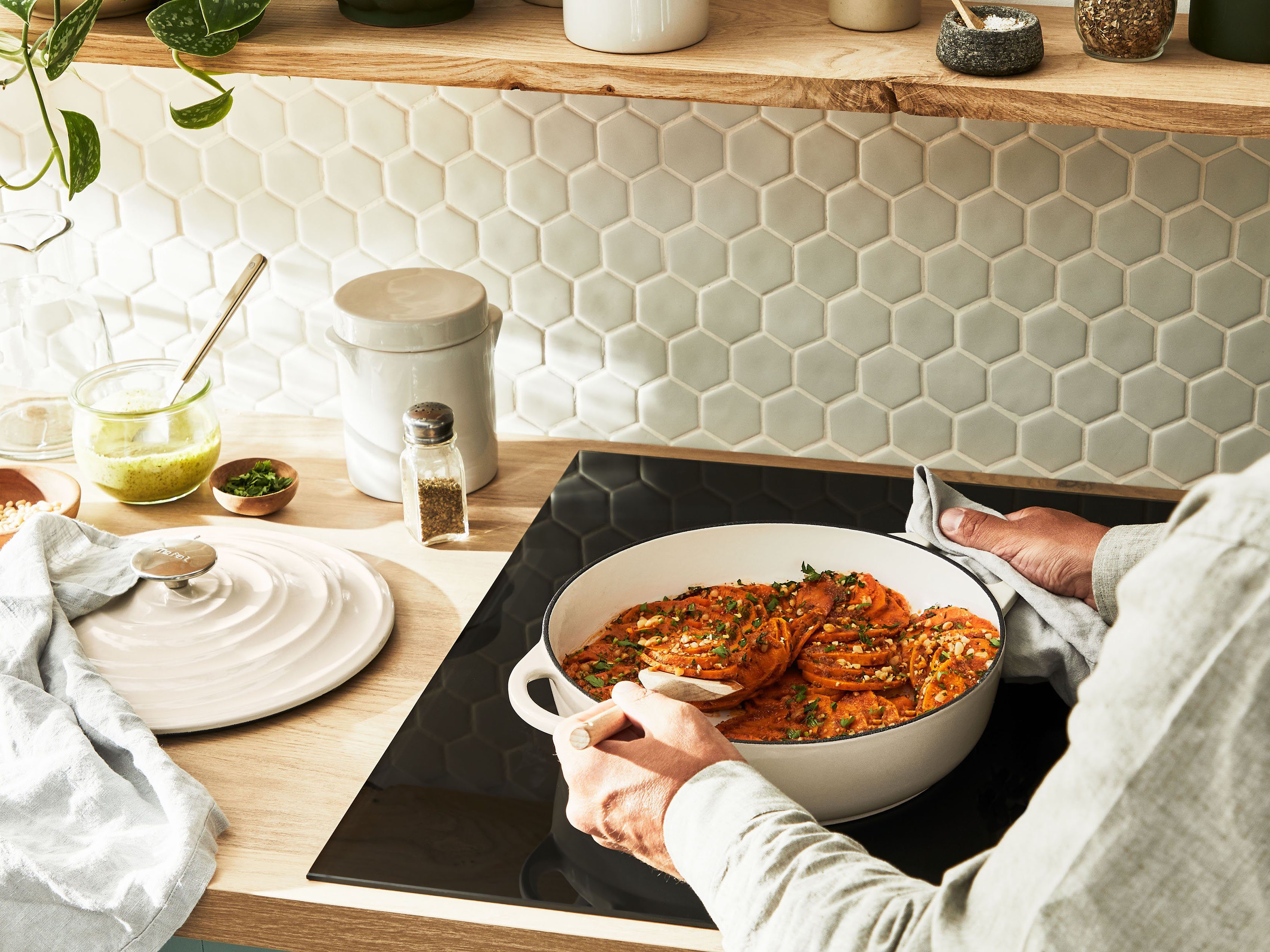 Tefal Servierpfanne LOV, Gusseisen, aus Gusseisen, mit Emaille-Beschichtung, mit Kondensationssystem