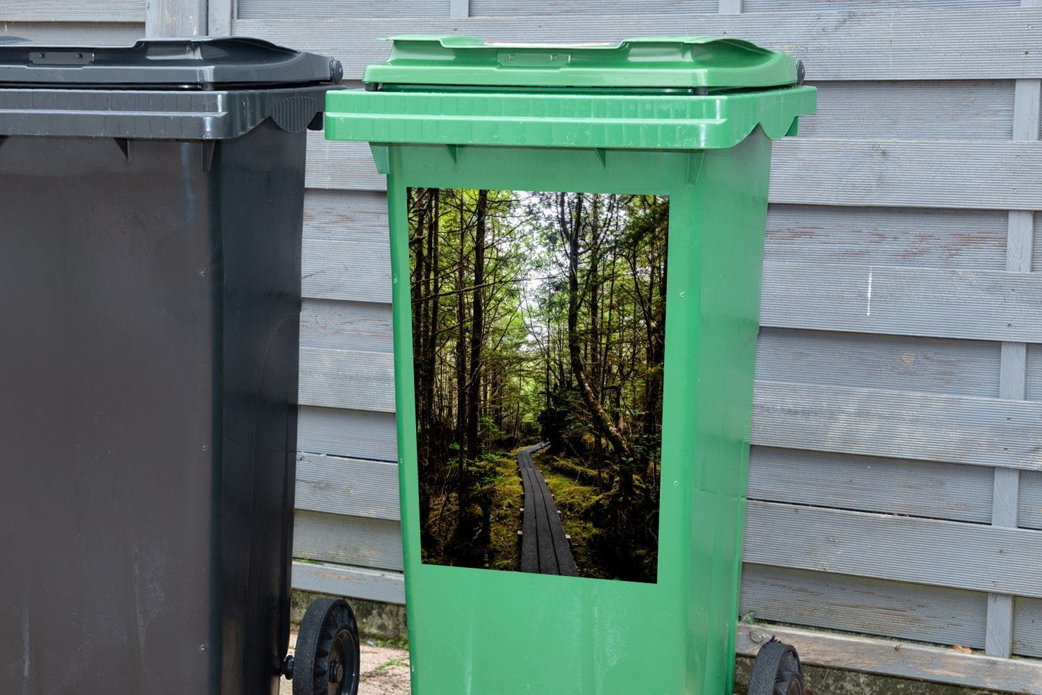 MuchoWow Wandsticker Pfad Sticker, Mülleimer-aufkleber, (1 durch Mülltonne, die Abfalbehälter Queen-Charlotte-Archipels Container, St), des Wälder kanadischen