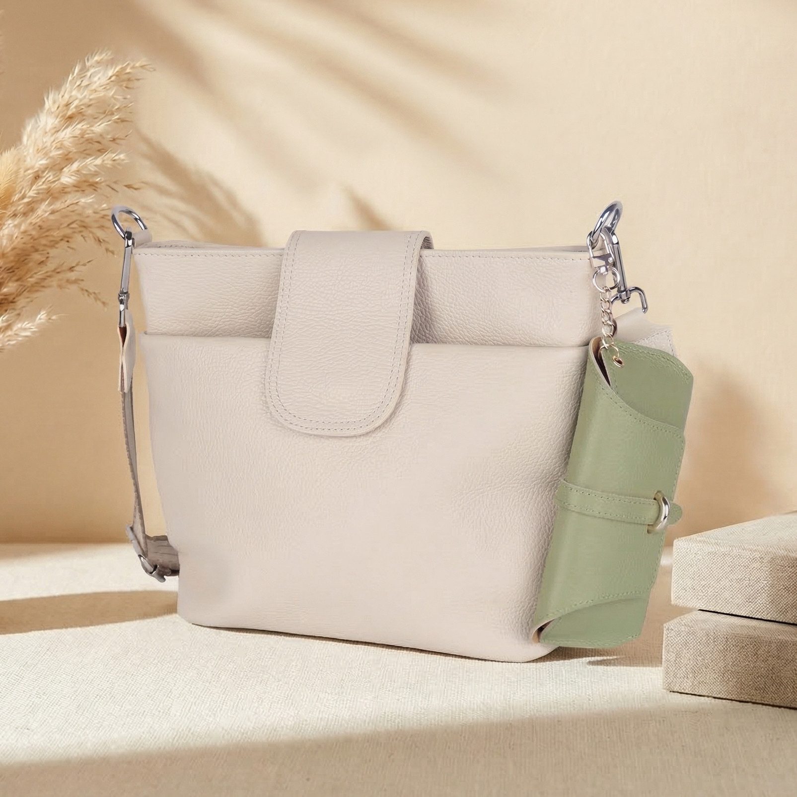 MIRROSI Brillenetui aus Echtleder Made in Italy mit Karabiner, Brillentasche Hergestellt in Italien, mit goldfarbenem Metallzubehör