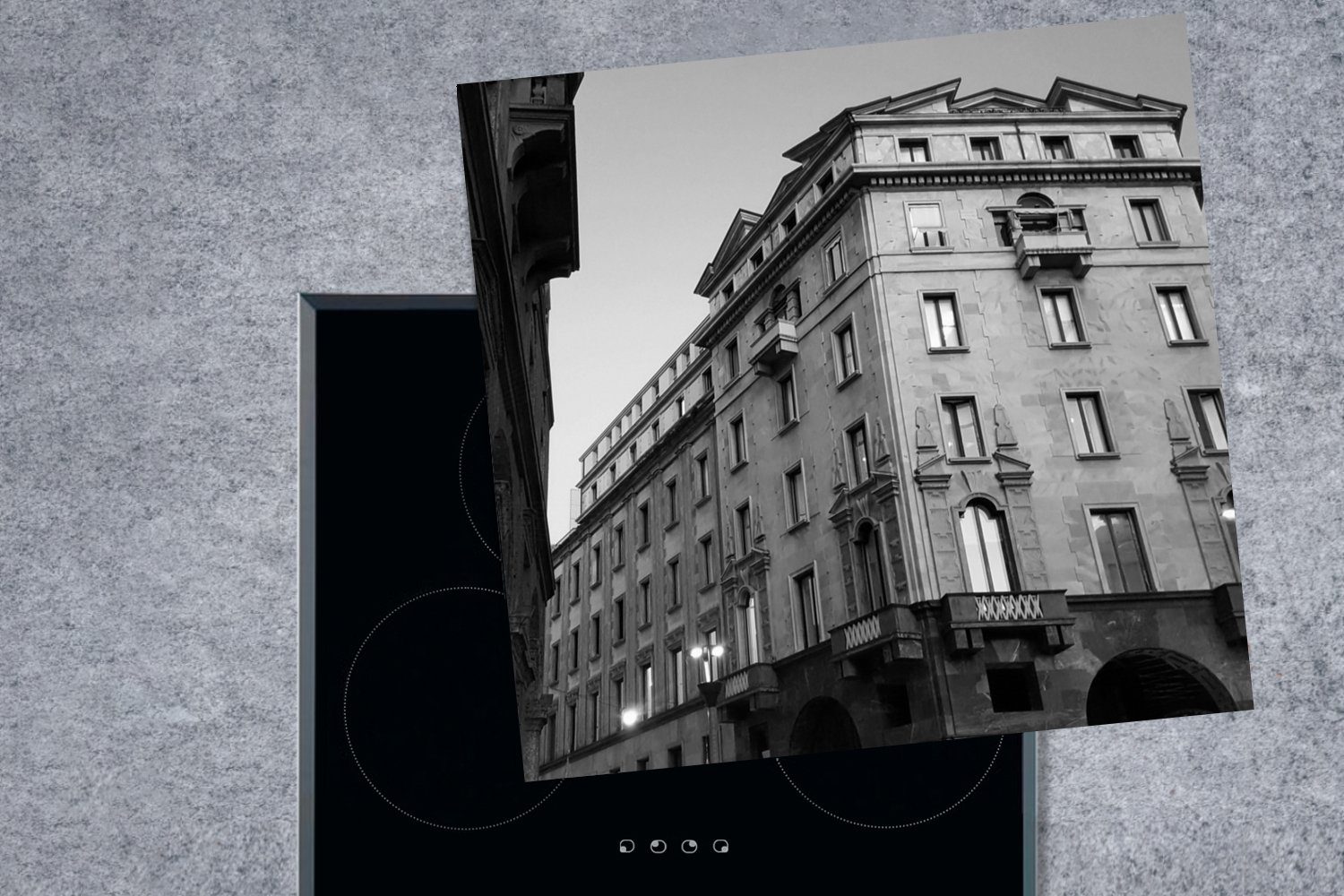 Mailand, Gebäudefassade cm, (1 Piazza Meda 78x78 Arbeitsplatte tlg), Schwarz-Weiß-Bild küche einer Herdblende-/Abdeckplatte der auf für Ceranfeldabdeckung, Vinyl, MuchoWow in