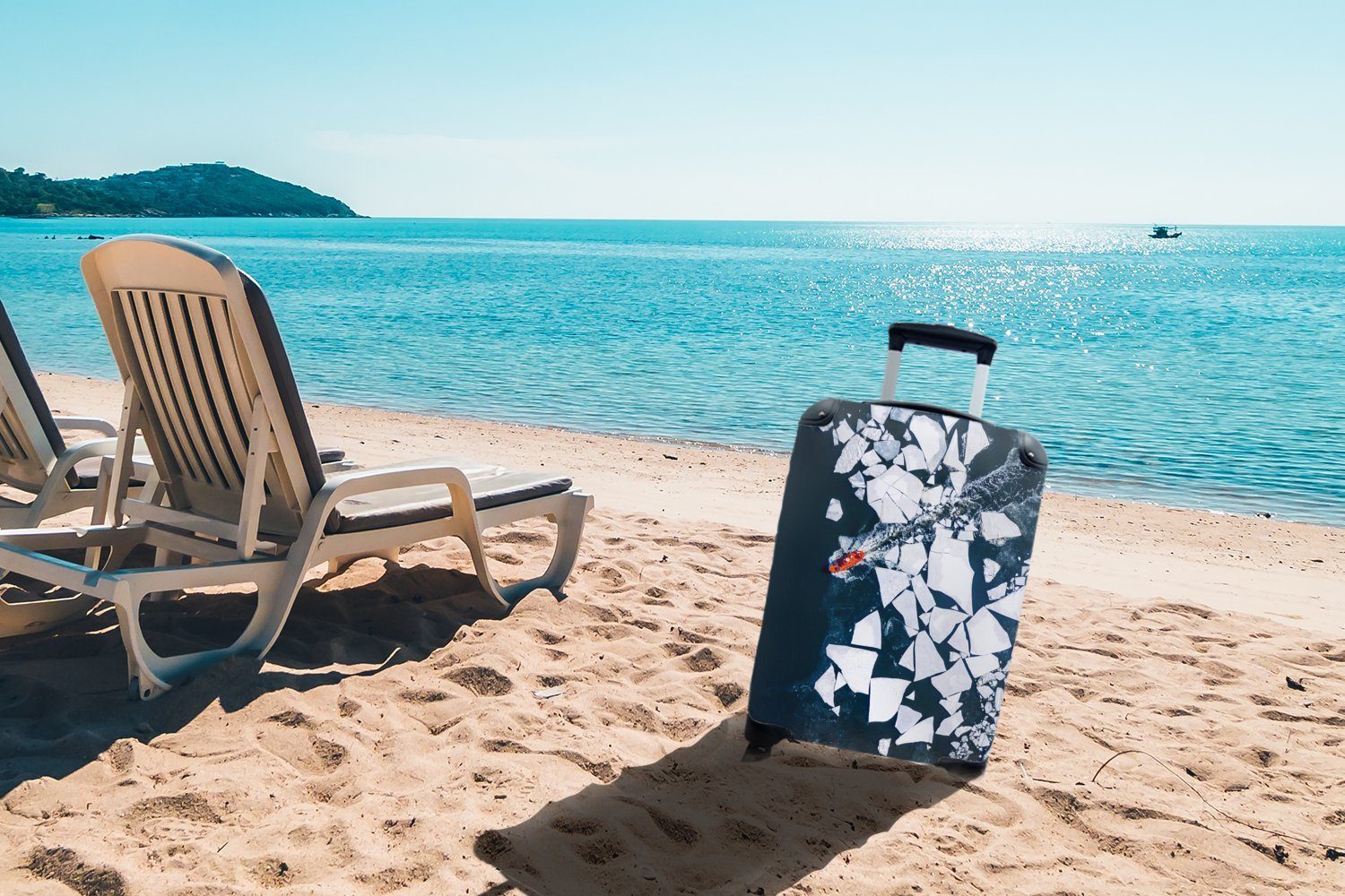 4 Ferien, für der rollen, Vogelperspektive Blick roten mit Meer, auf Handgepäckkoffer Reisetasche einen MuchoWow aus Reisekoffer Handgepäck Rollen, Trolley, auf dem Eisbrecher