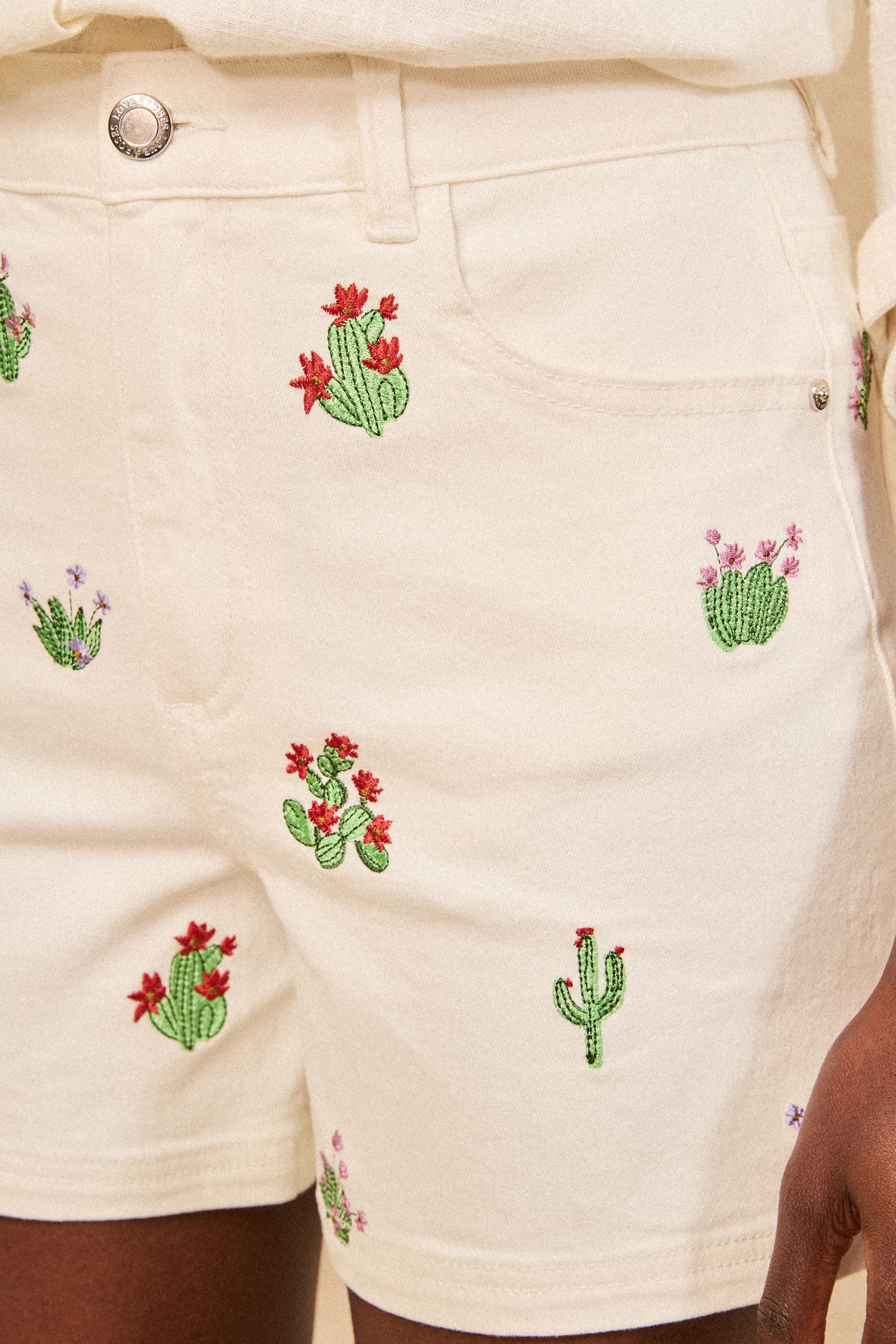 Love & Roses Jeansshorts Love & Roses Denim-Shorts mit Kaktus-Stickerei (1-tlg)