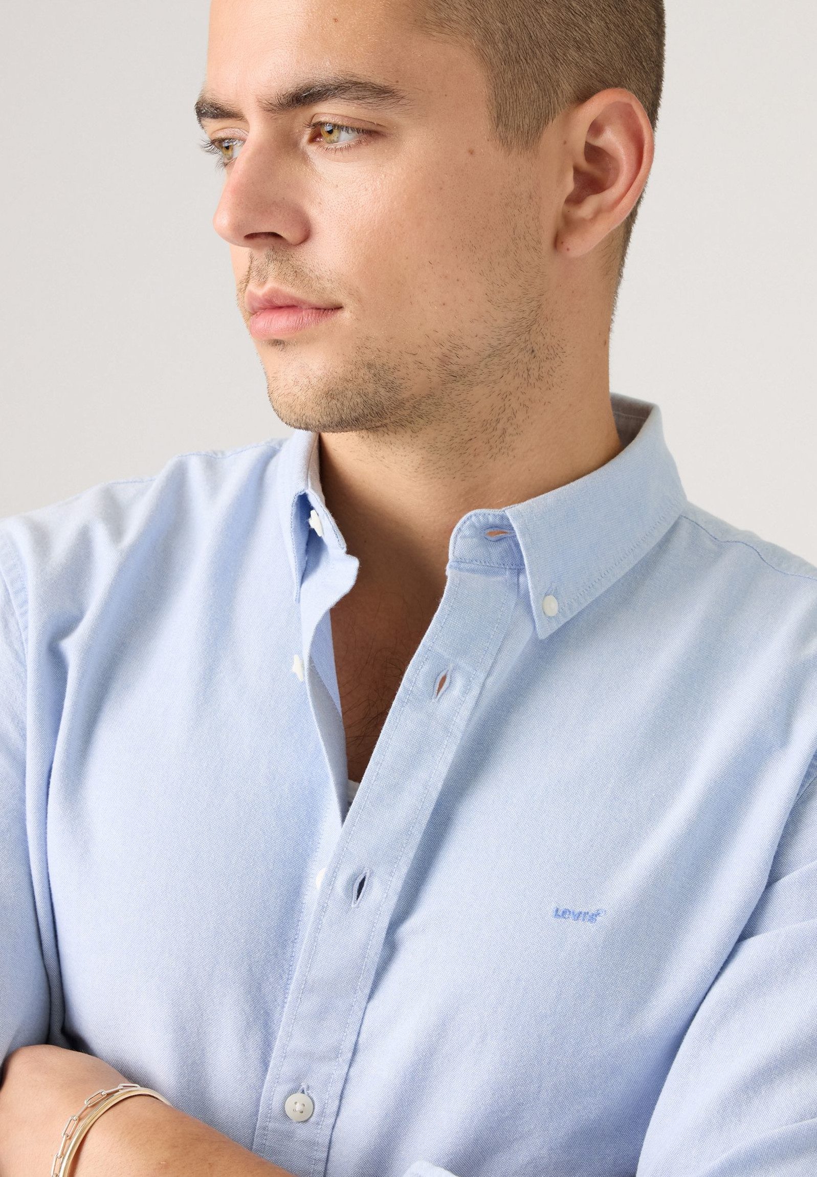 Levi's® Langarmhemd AUTHENTIC BUTTON DOWN mit Ton-in-Ton Logostickerei auf der Brust
