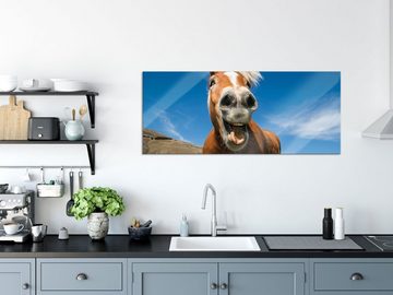 Pixxprint Glasbild Lustiges Pferd in der Natur, Lustiges Pferd in der Natur (1 St), Glasbild aus Echtglas, inkl. Aufhängungen und Abstandshalter