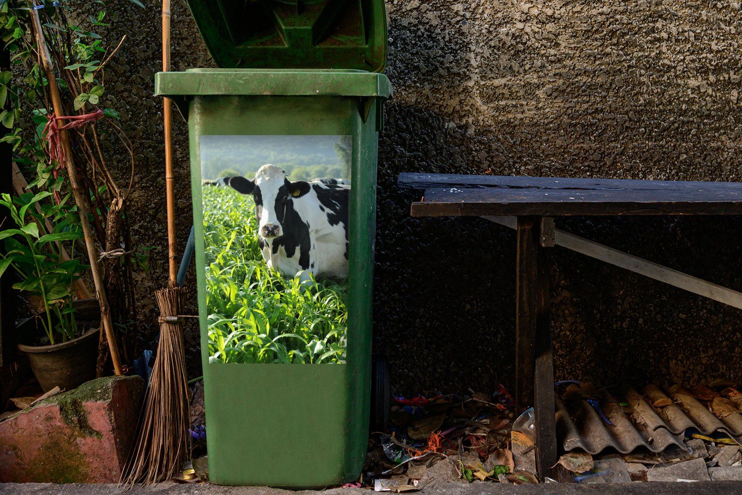 Abfalbehälter Mülleimer-aufkleber, Gras (1 Sticker, Mülltonne, Wandsticker St), Tiere - Container, MuchoWow Kuh - - Berg