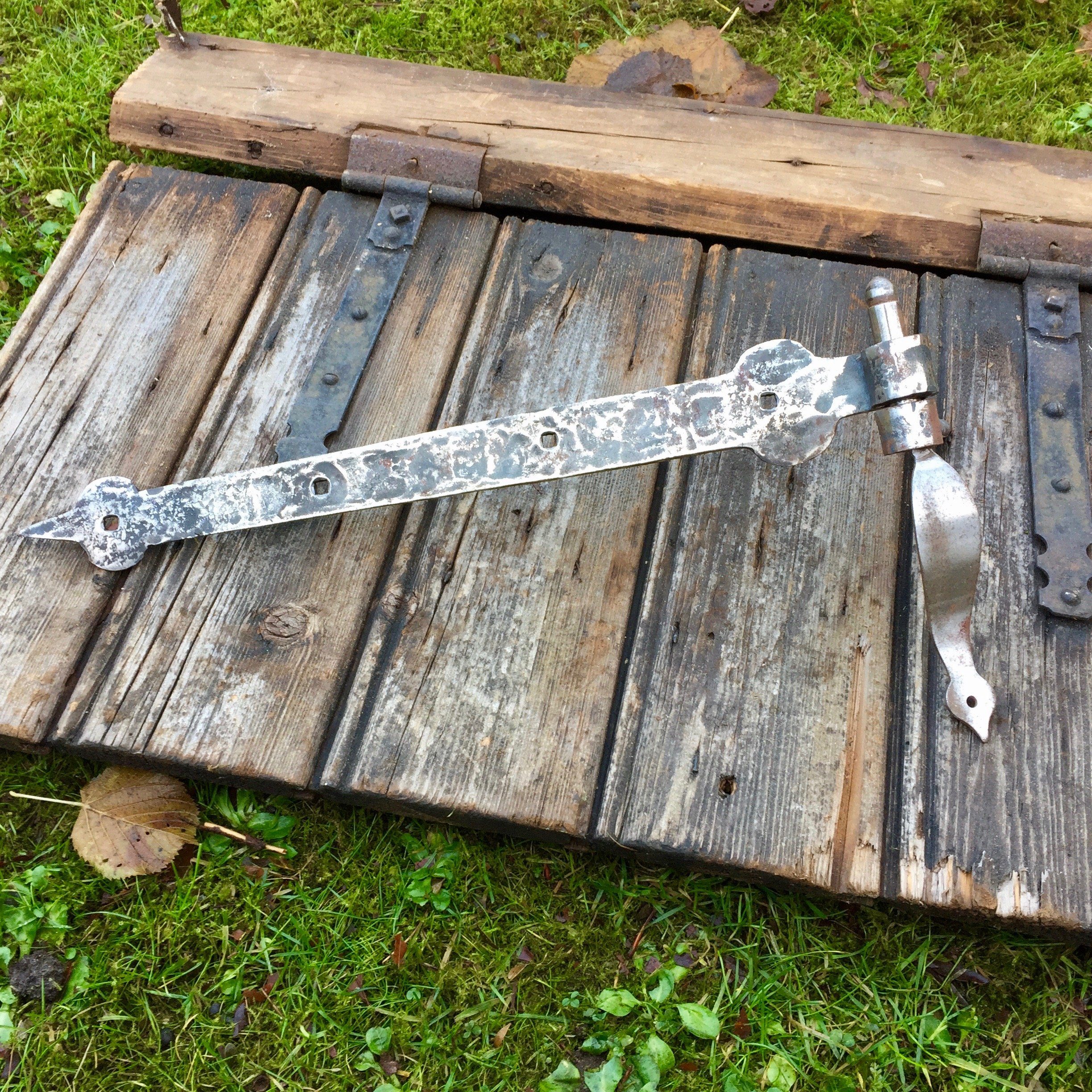 Antikas Torbeschlag Antik geschmiedetes Langband, Torband Ladenband mit Kloben 42 cm