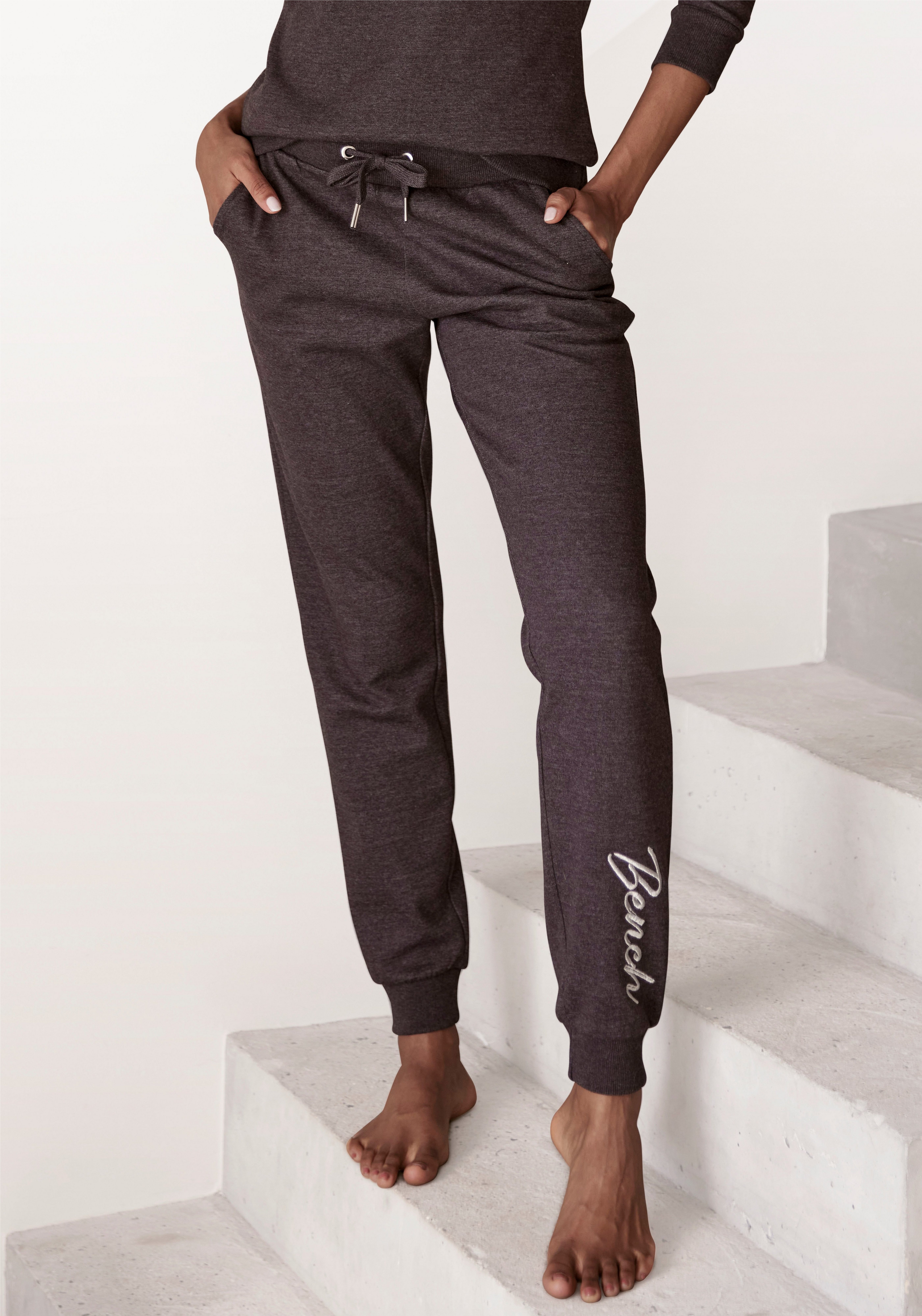 Bench. Loungewear Relaxhose mit glänzender Logostickerei, günstig online kaufen