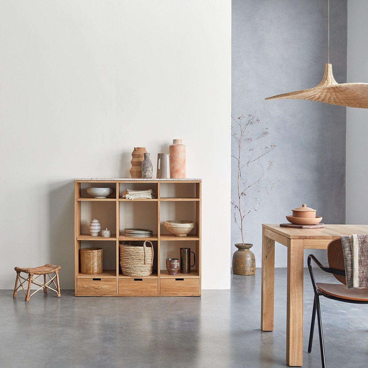 Tikamoon Bücherregal Niedriges Bücherregal Miho aus Eichenholz und Premium-Terrazzo Pink