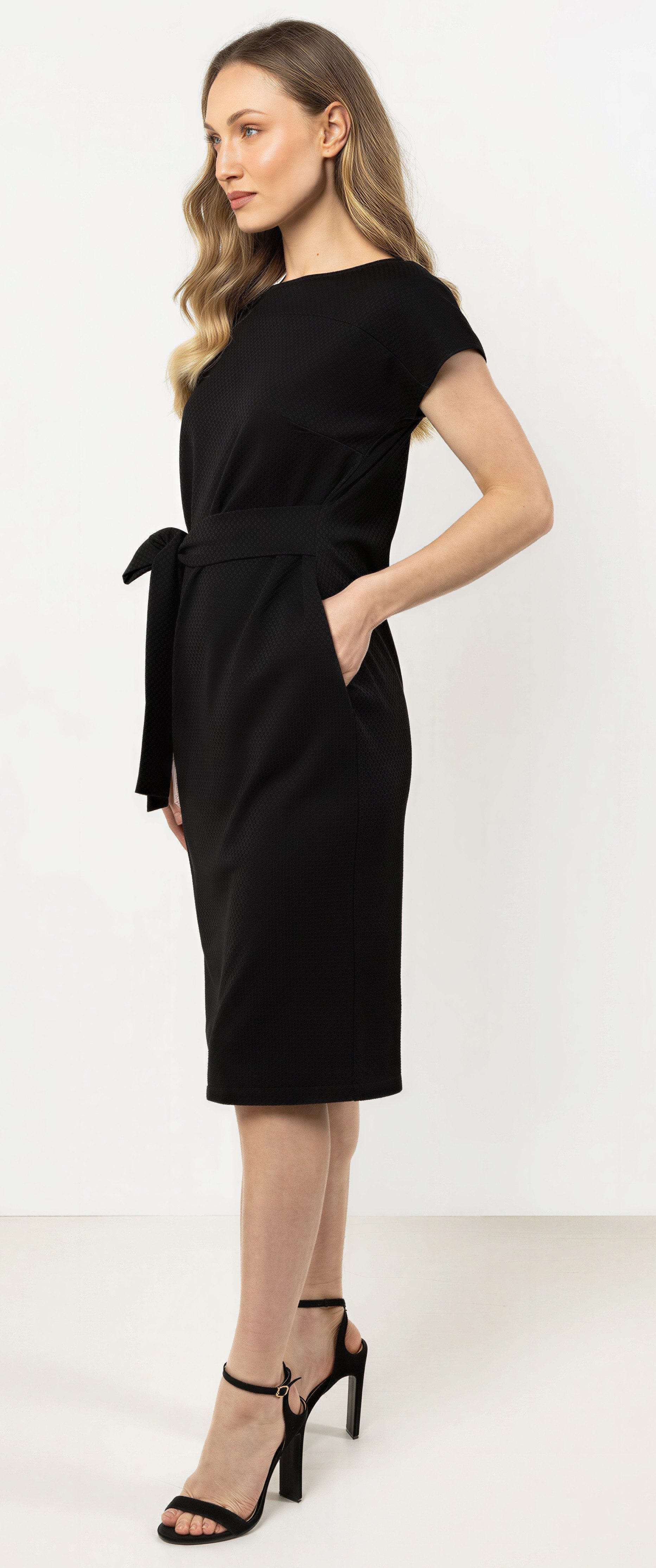 Awama Midikleid mit Bindegürtel und U-Boot-Ausschnitt