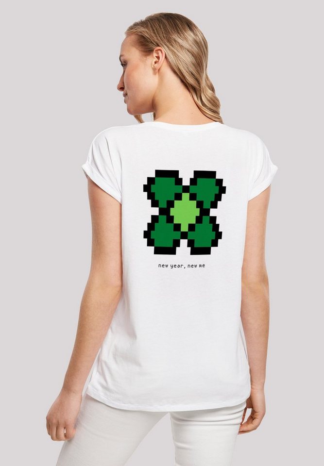 F4NT4STIC T-Shirt Silvester Happy New Year Pixel Kleeblatt Print, Das Model  ist 170 cm groß und trägt Größe M