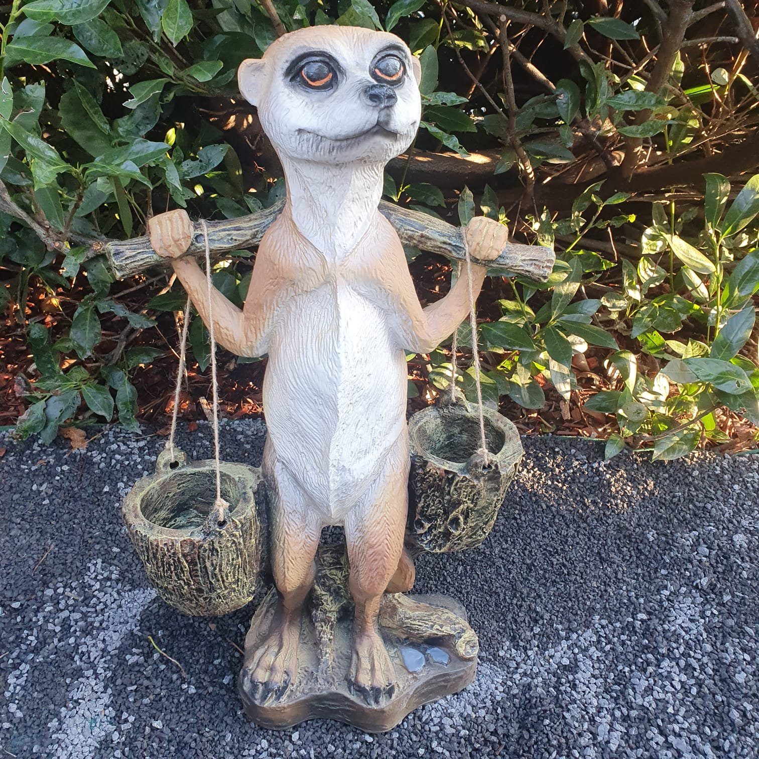 Aspinaworld Gartenfigur Erdmännchen Figur als Wasserträger 60 cm wetterfest