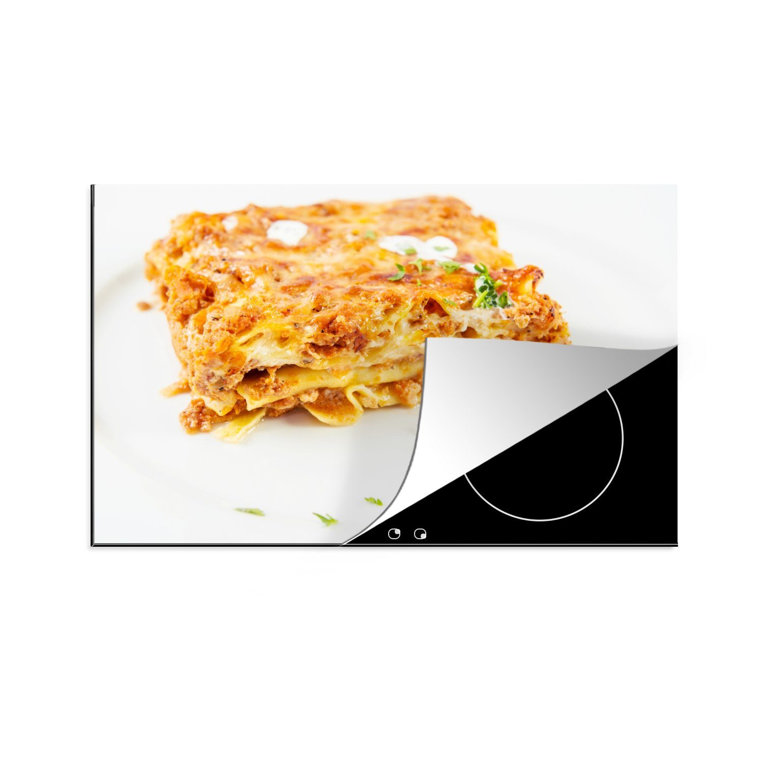 MuchoWow Herdblende-/Abdeckplatte Lasagne auf weißem Hintergrund, Vinyl, (1 tlg), 81x52 cm, Induktionskochfeld Schutz für die küche, Ceranfeldabdeckung