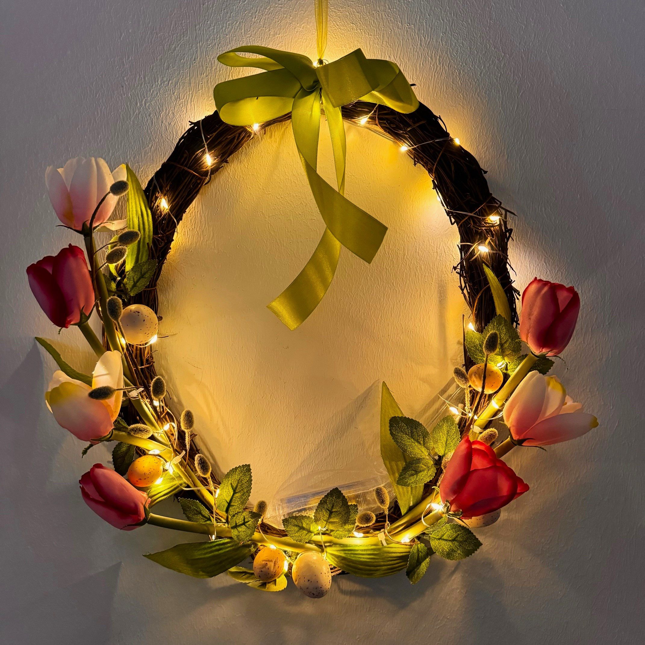 Online-Fuchs Dekokranz Türkranz mit Ostereiern, Tulpen und einer LED-Lichte günstig online kaufen