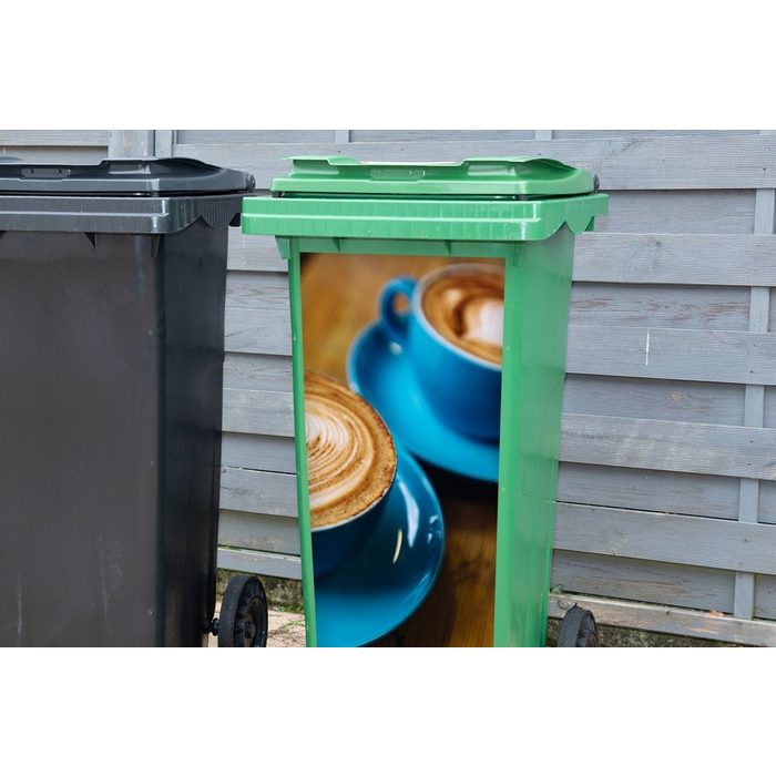 MuchoWow Wandsticker Zwei blaue Kaffeetassen auf einem Holztisch (1 St) Mülleimer-aufkleber Mülltonne Sticker Container Abfalbehälter