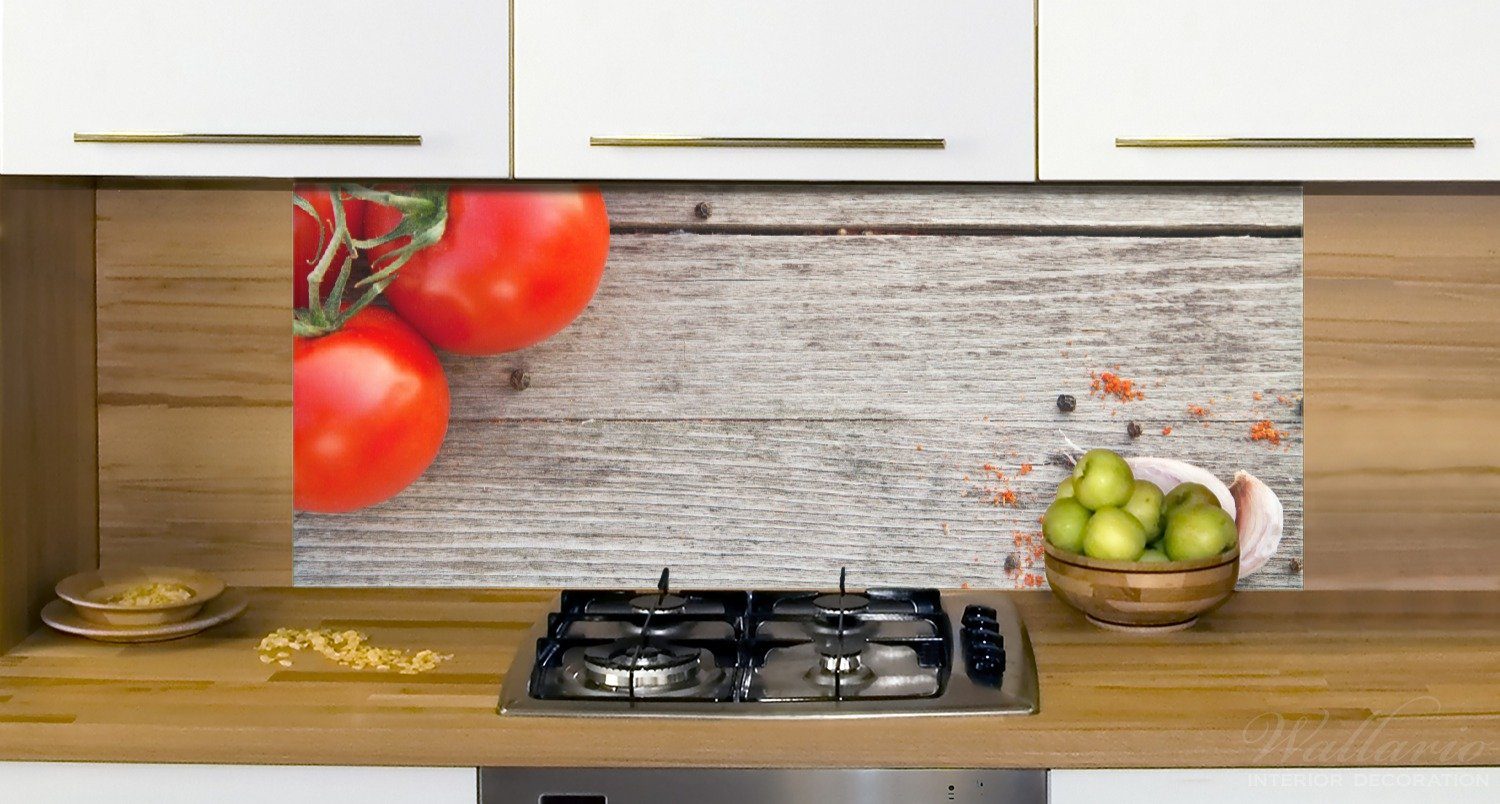auf Holztisch, Gewürze Tomaten und altem Wallario Küchenrückwand (1-tlg)