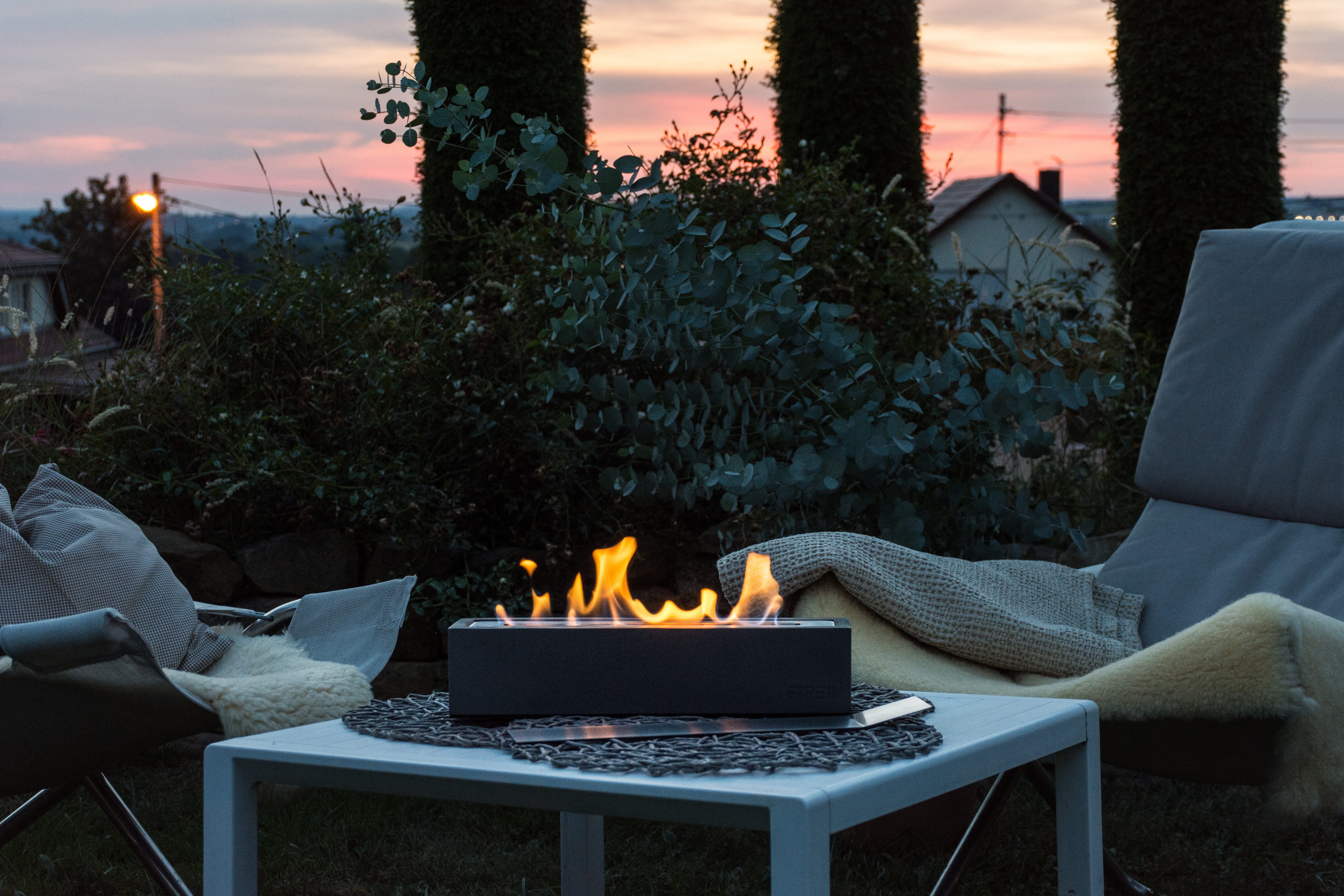 FIRELL Tischfeuer Ethanol Tischkamin Indoor & Outdoor Echtfeuer-Dekokamin (aus massivem Beton, Komplett-Set), verstellbare Flamme, 3h Brenndauer, 4 kg Beton