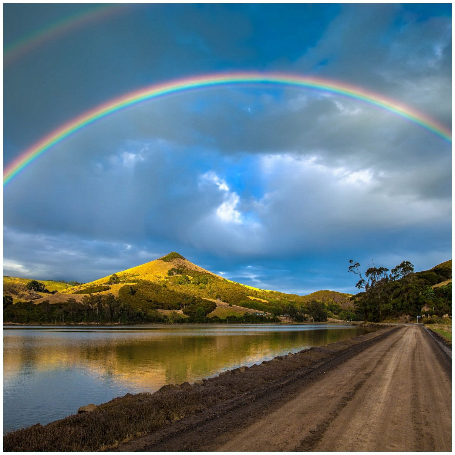 Wallario Möbelfolie Regenbogen über Hügel