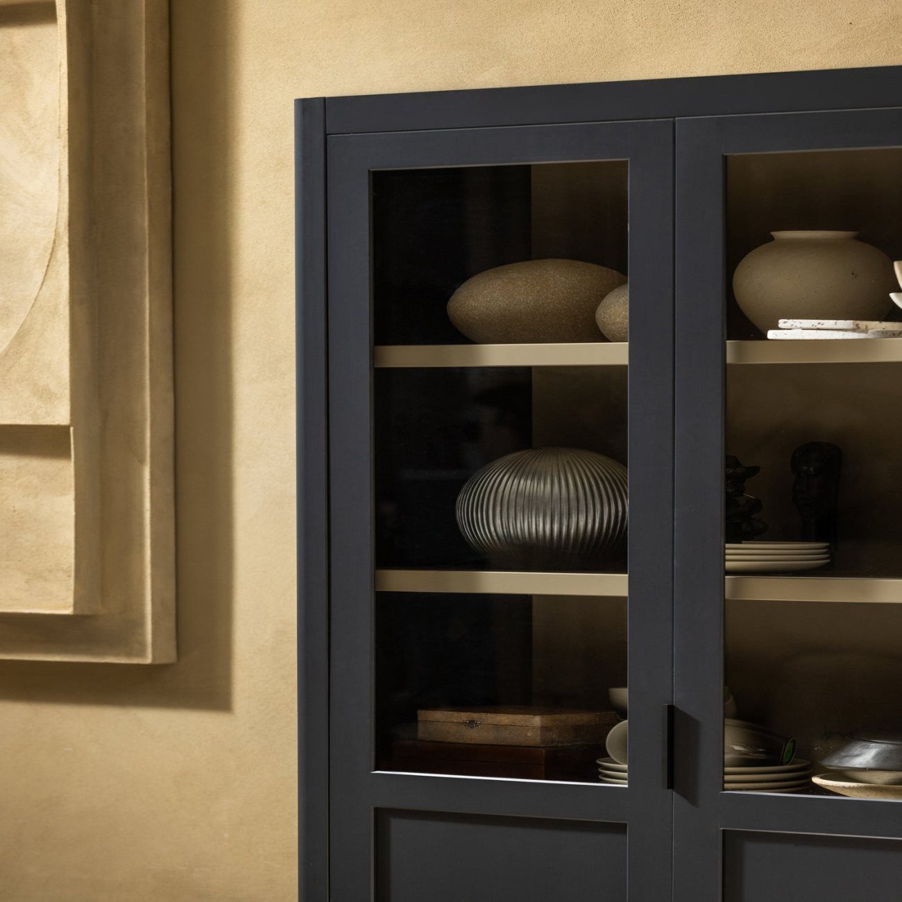 WOOOD Vitrine Gunnar aus Kiefernholz, Schwarz