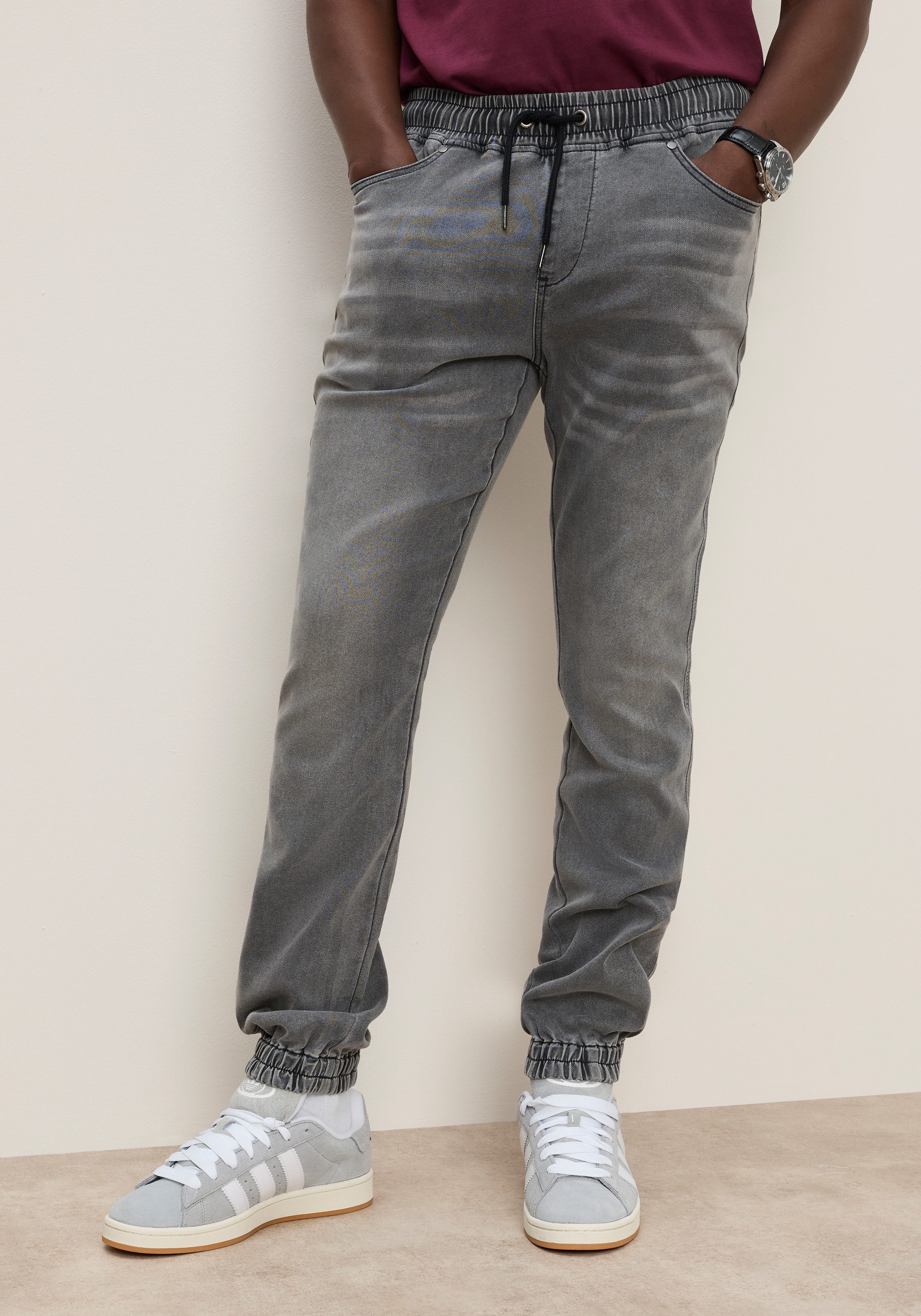 DELMAO Jogg Pants mit Eingrifftaschen und Gesäßtaschen, Comfort Fit, gerader Beinverlauf