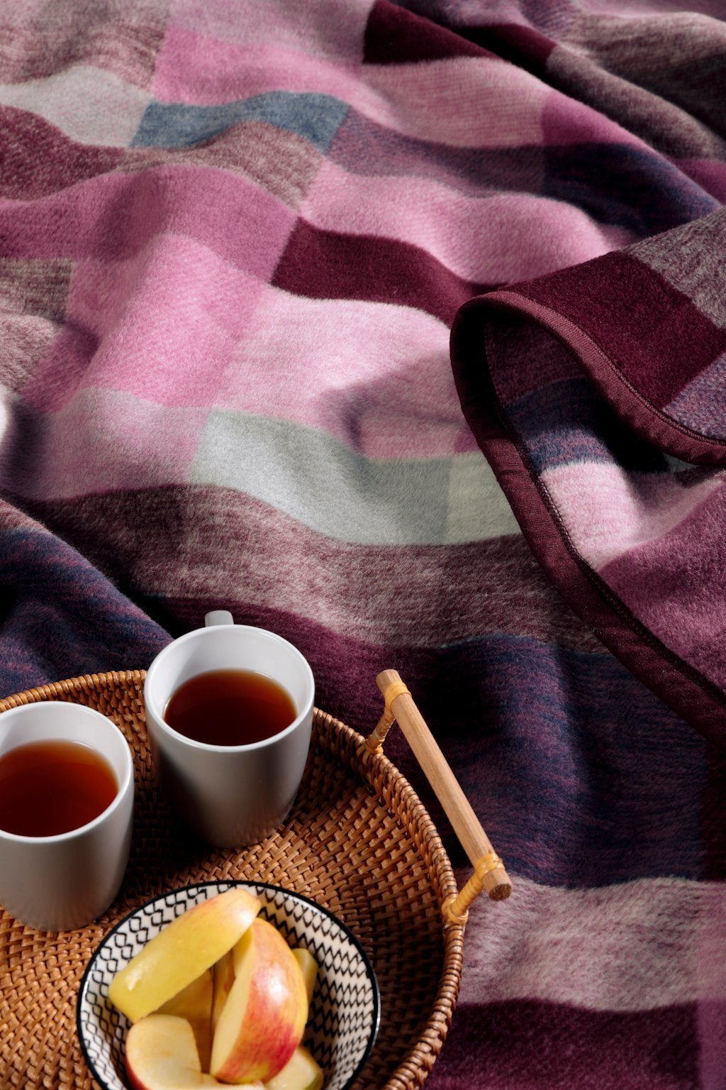 Wohndecke Color Squares berry, rosa karierte Sofadecke in 150x200 cm, Biederlack, Decke aus Baumwollmischgewebe, Made in Germany – Bild 5 von 5