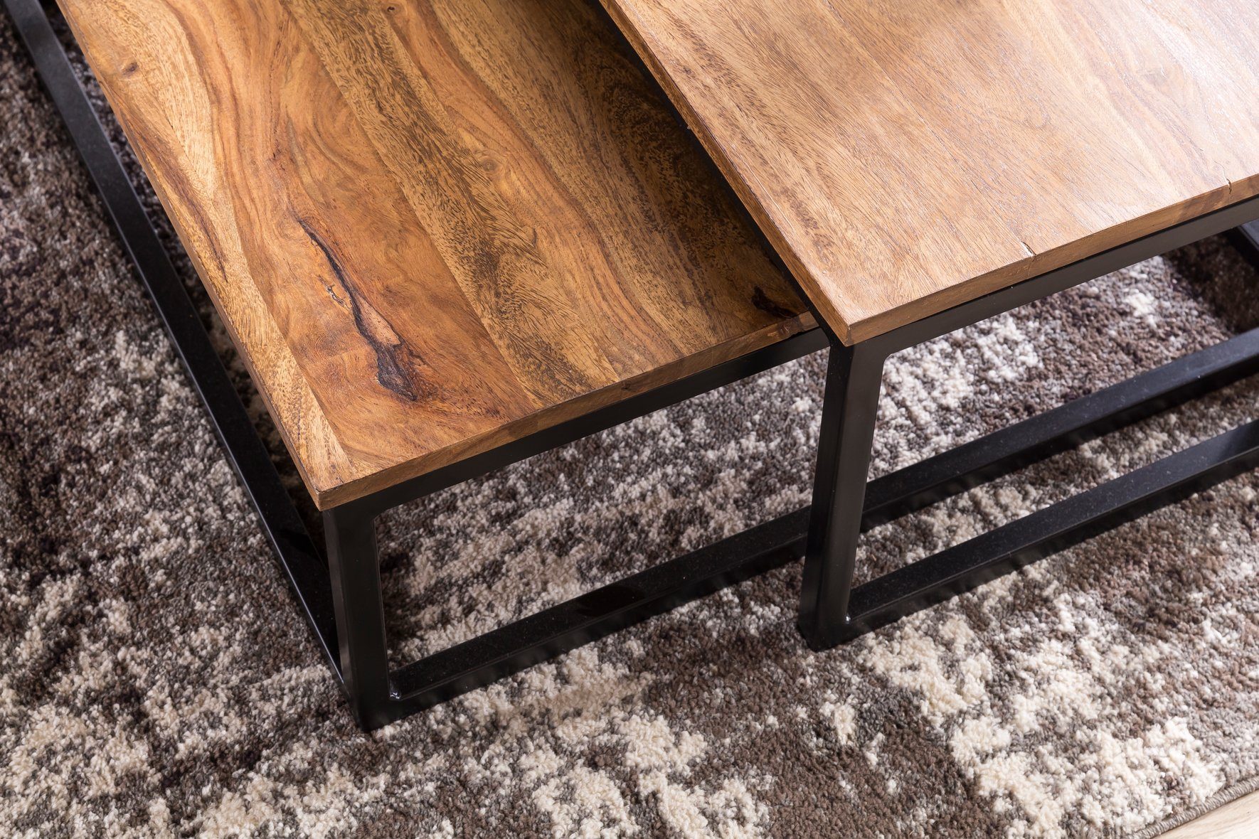 Massivholz 2-teilig Design cm), mit WL5.054 Sheesham (AKOLA Tisch Metallbeinen Couchtisch Holz Wohnzimmertisch 75x75x27 Wohnling