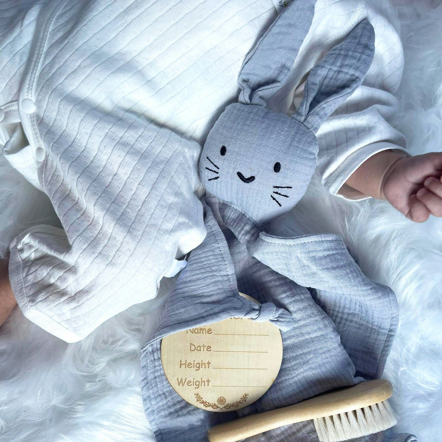 Geschenkverpackung Design und + Blau Grußkarte, 5 mit Geschenk Schnuffeltuch, zur 5-tlg., Beige mit in Geburtskarte) Geburt Baumwolle, niedlichem Neugeborenen-Geschenkset Babyrassel Teile Baby Angel's gratis (Set,