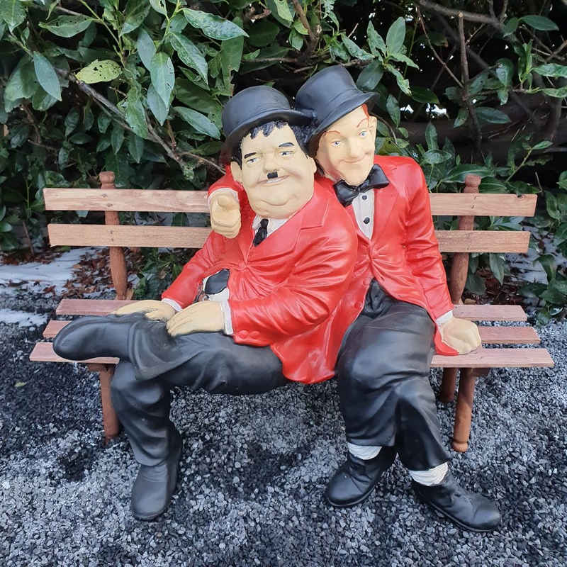 Aspinaworld Gartenfigur Stan Laurel und Oliver Hardy Dick und Doof Figur auf einer Bank rot 55 cm wetterfest