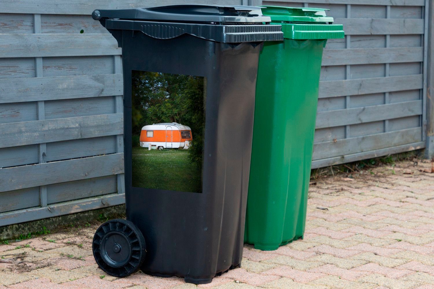 Abfalbehälter Mülleimer-aufkleber, Wandsticker Sticker, geparkt Container, St), MuchoWow auf der Wiese Wohnwagen (1 Mülltonne,