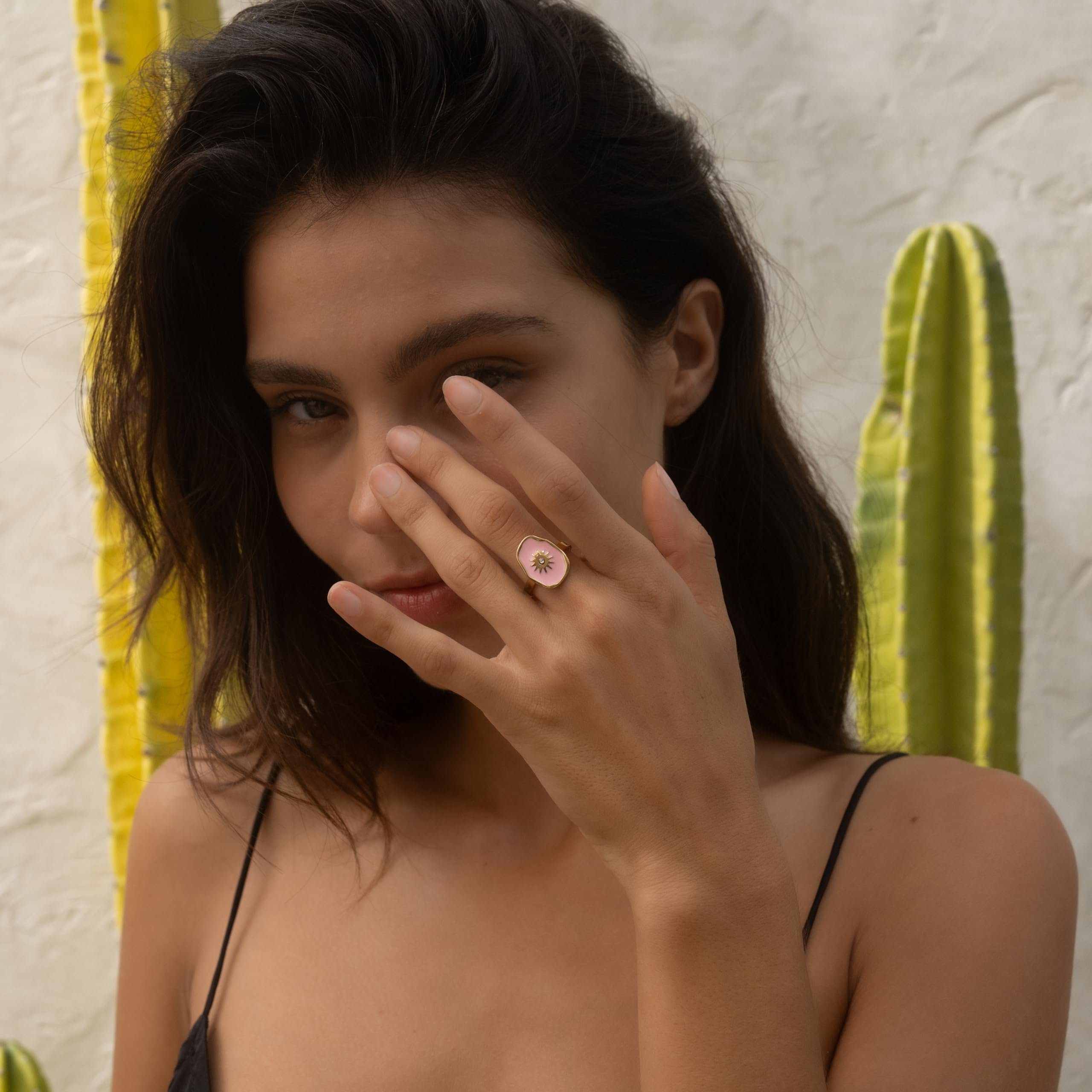 Made by Nami Fingerring Goldener Boho Ring mit türkisem/rosa Edelstein mit Sonne im Zentrum, goldumrandet Damen Schmuck Größenverstellbar & Wasserfest