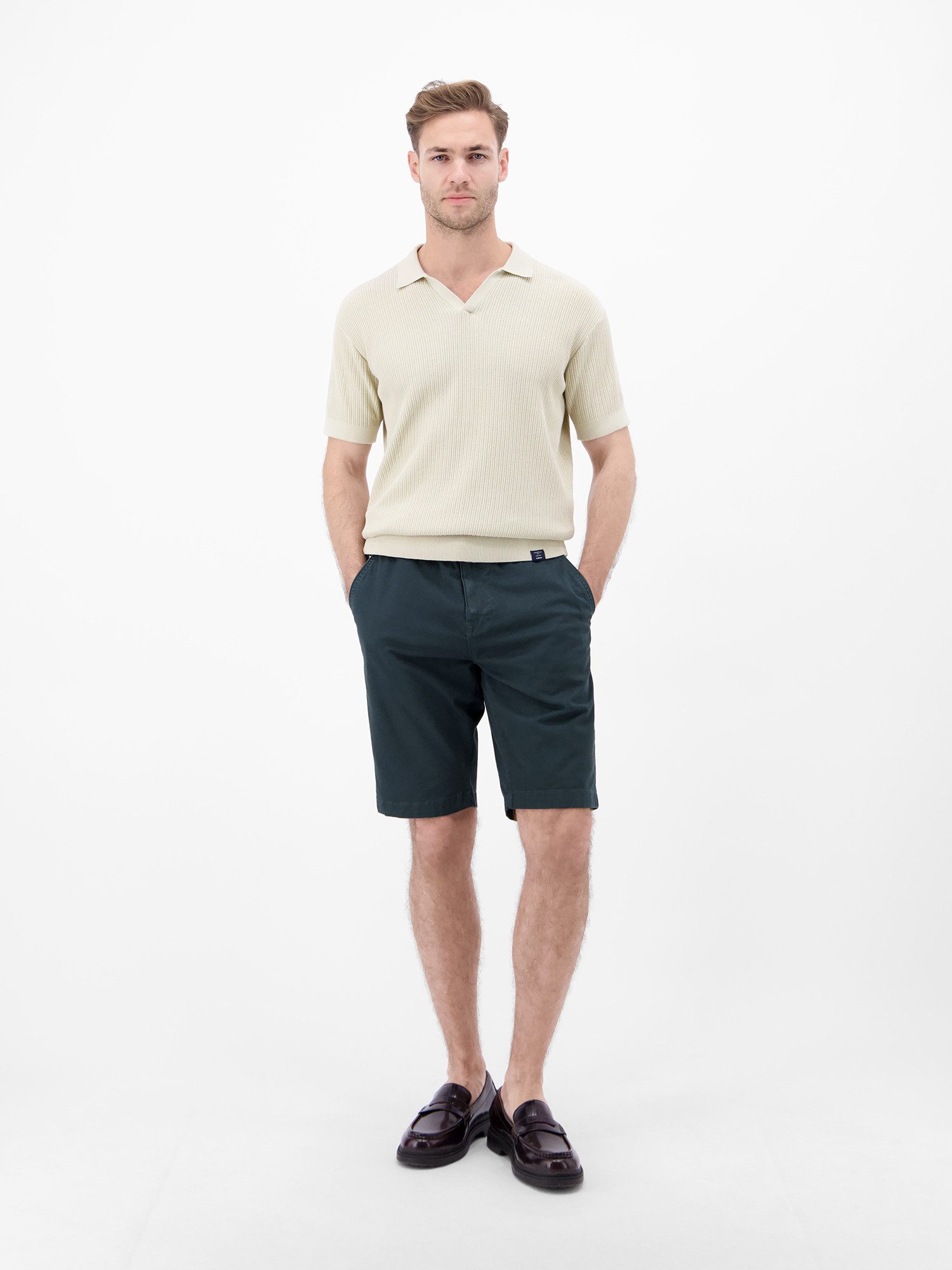 LERROS Chinoshorts Bequeme Chino-Bermuda mit Gürtel und Minimalprint Leichte Sommershorts aus 98% Baumwolle und 2% Elasthan, mit 4 Taschen