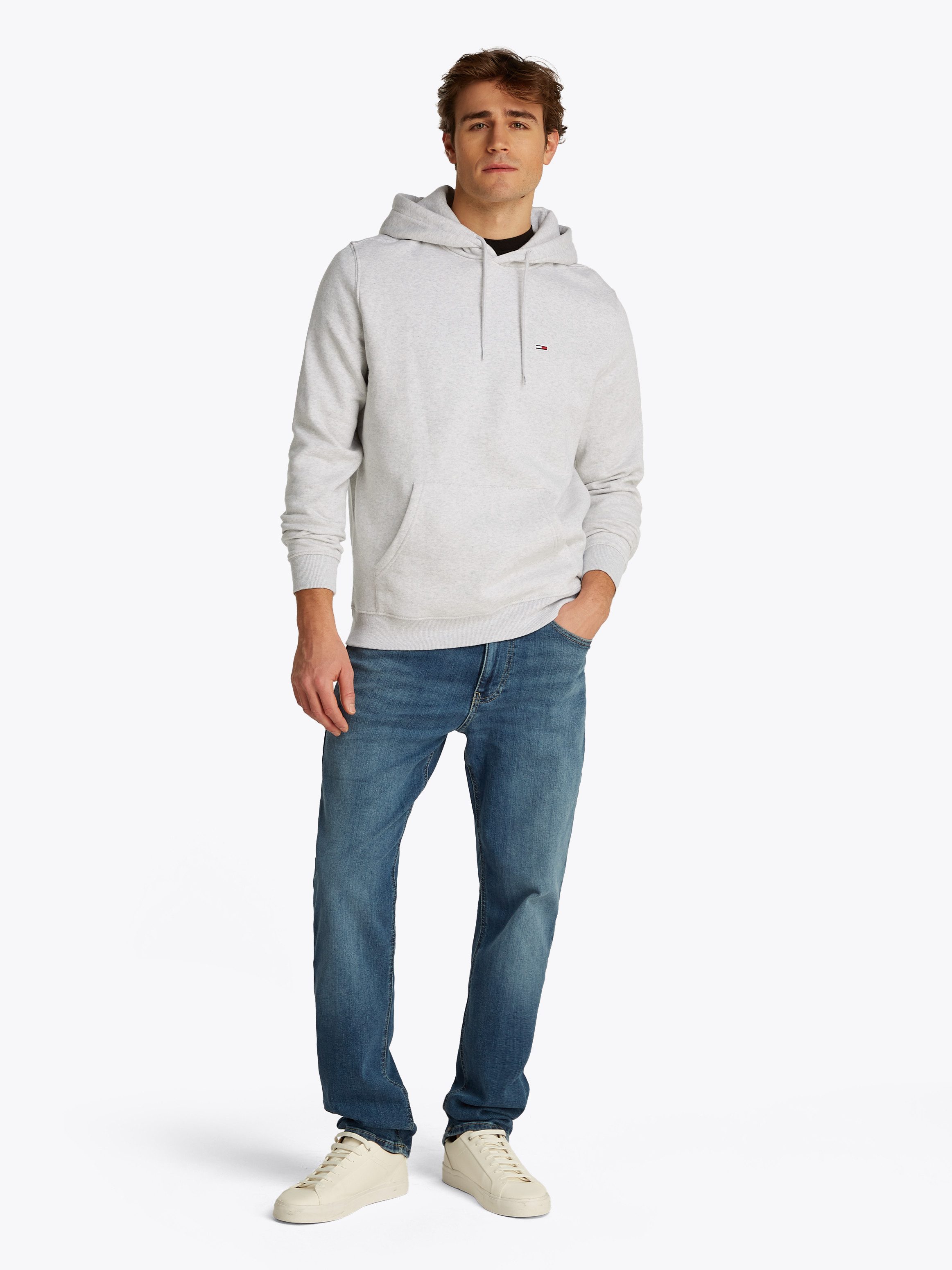 Tommy Jeans Hoodie TJM REGULAR FLAG mit bestickten Markenlogo auf Brusthöhe