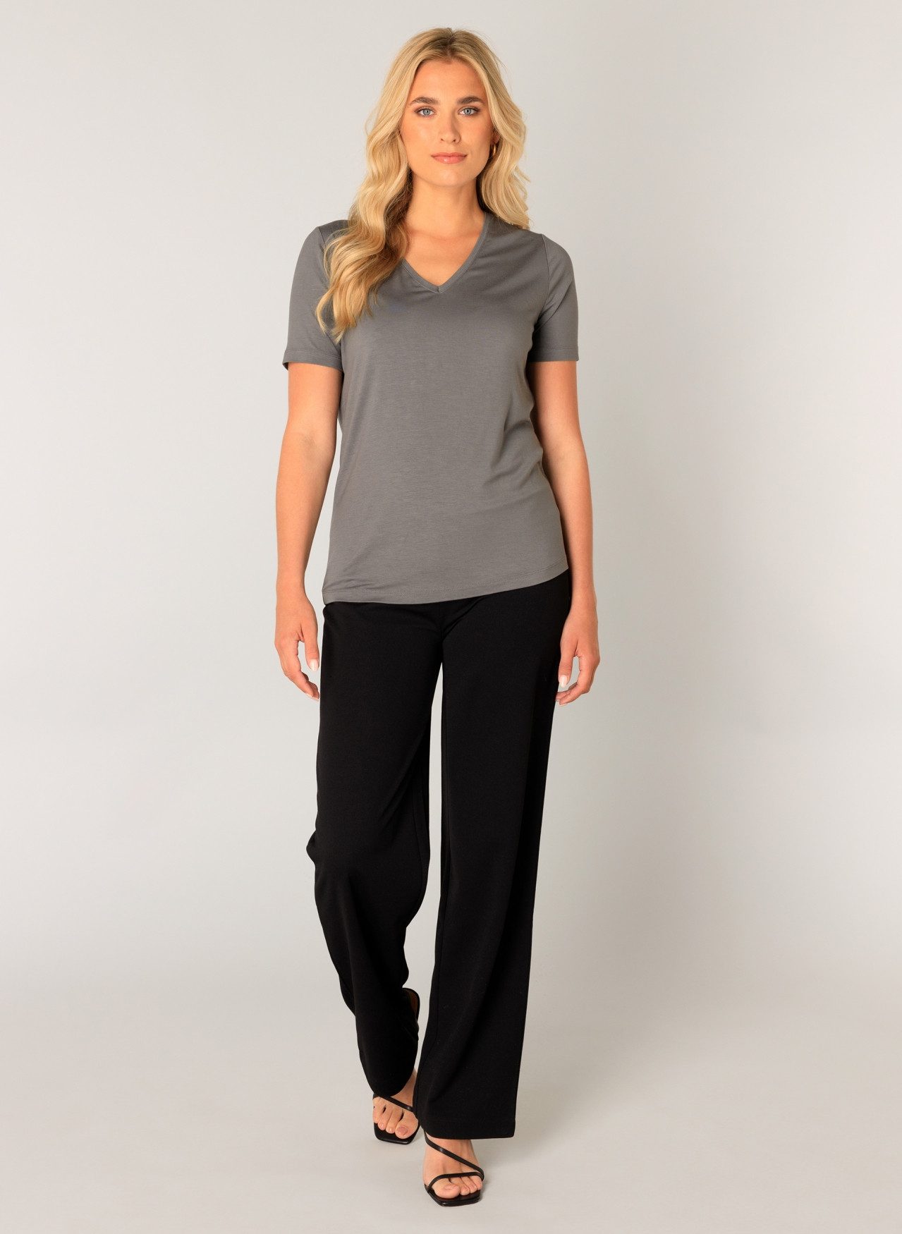 Base Level T-Shirt Yanic mit V-Ausschnitt