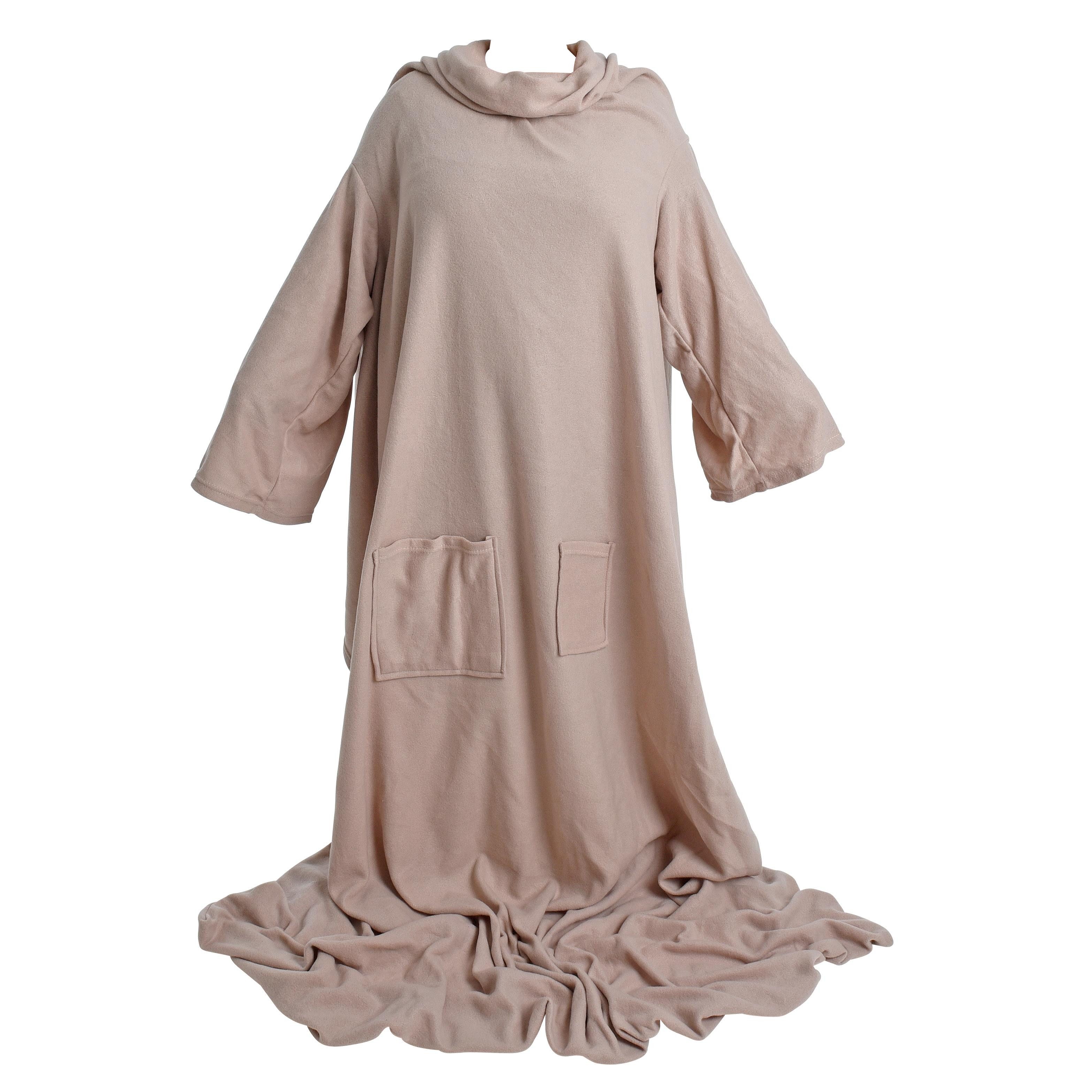 ESTEXO Tagesdecke Ärmeldecke Kuscheldecke XXL TV-Decke Wohndecke und Fuß- + Handytasch