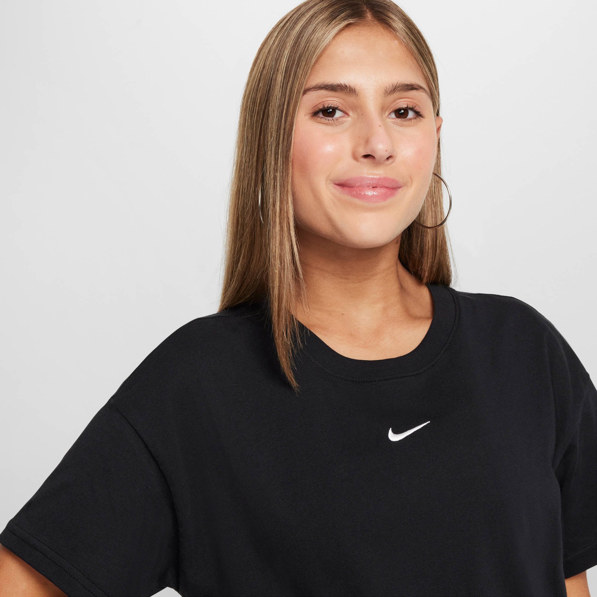 Nike Sportswear T-Shirt G NSW TEE BOXY ESSNTL LBR für Jugendliche, sportlicher Stil, Kurzarm, Rundhalsausschnitt