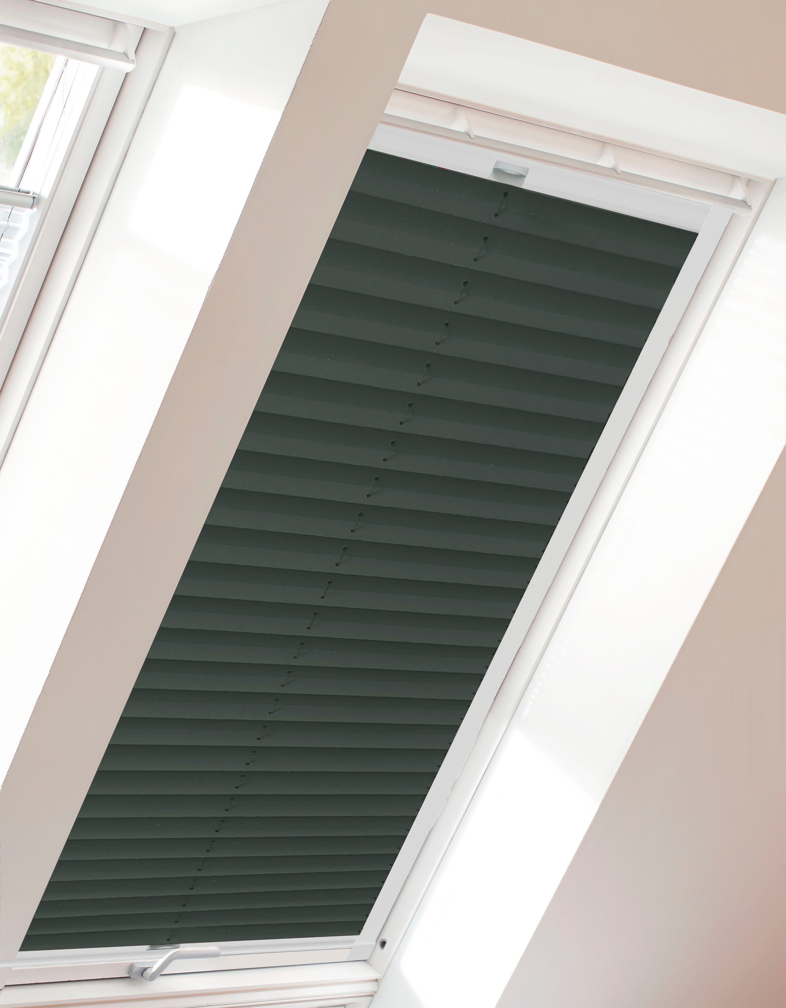 Dachfensterplissee StartUp Style Crush, sunlines, Lichtschutz, verspannt, verschraubt, mit Führungsschienen anthrazit | Sonnenschutz-Plissees