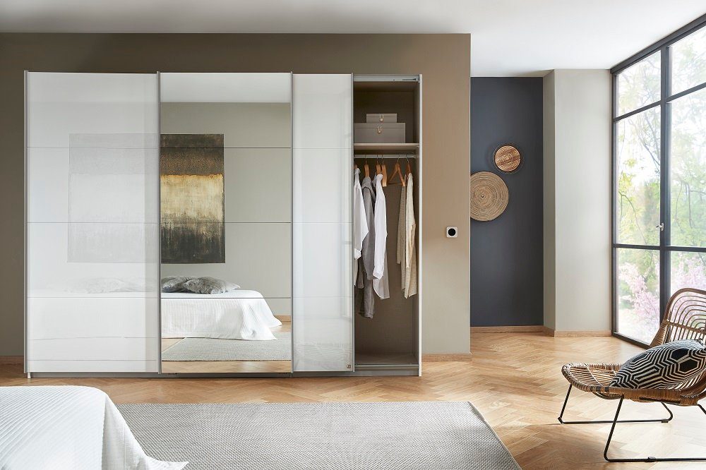 Rauch Möbel Kleiderschrank Schwebetürenschrank Kulmbach, 3-türig, mit Spiegel & Zubehör, weiß