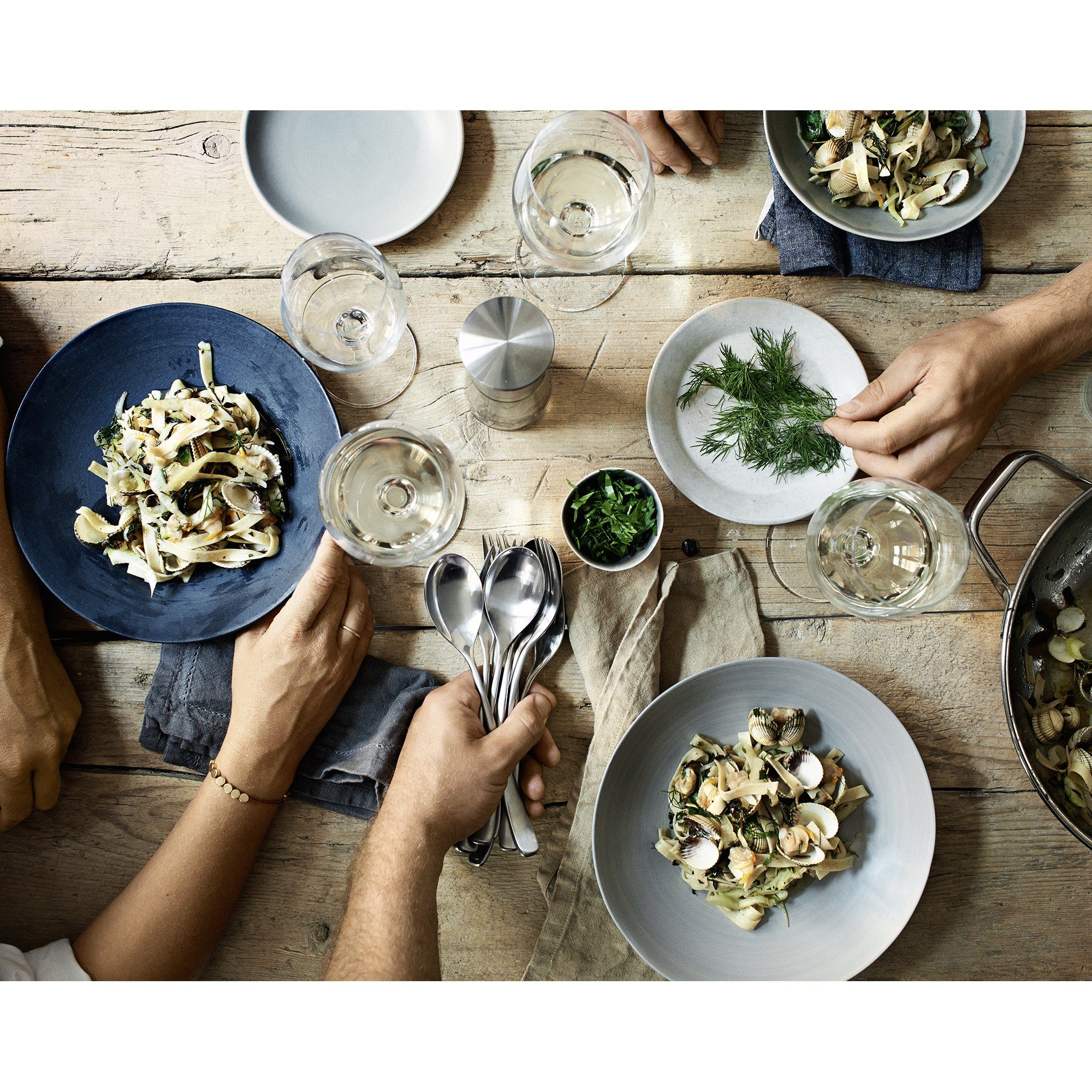 WMF Salatbesteck Vision Salatbesteck, 2-teilig (24-teiliges Besteck Set für 6 Personen: 6x Gabel, 6x Tafelmesser, 6x Löffel, 6x Tee-/ Kaffeelöffel, 2-tlg), extrem kratzbeständig